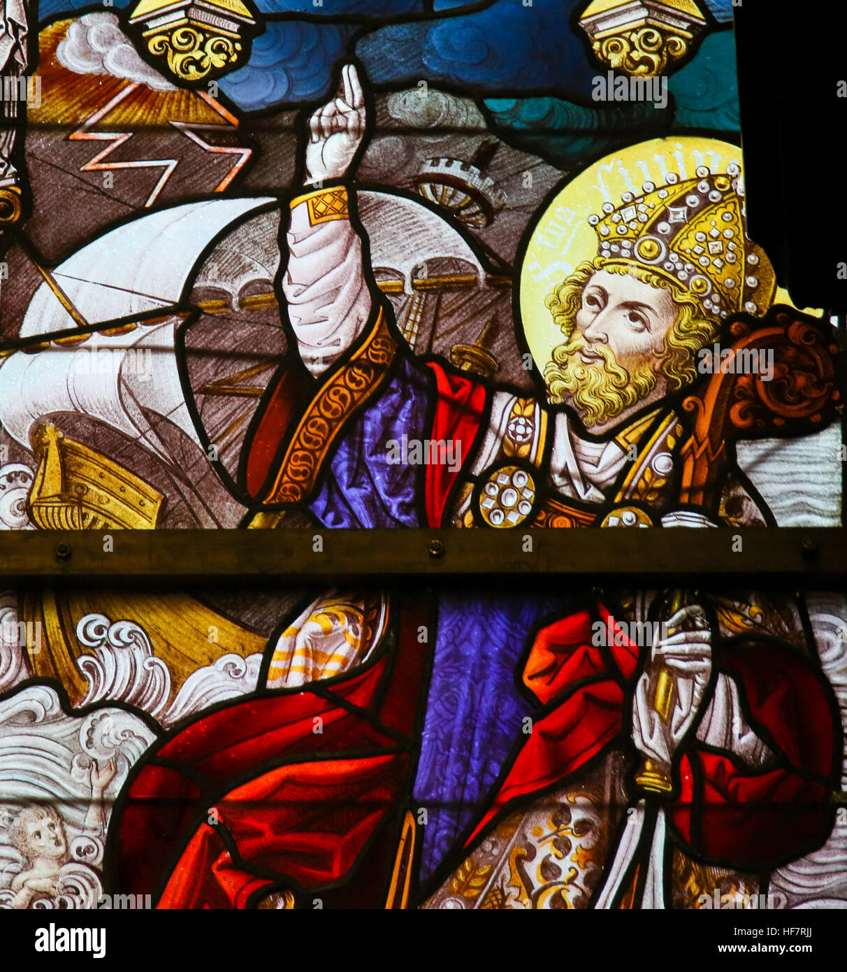 Glasmalerei Darstellung St. Livinus und ein Schiff bei schwerem Wetter, in der Kathedrale St. Bavo in Gent, Belgien. Stockfoto