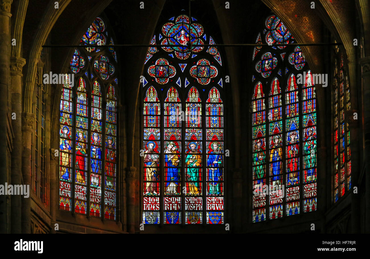 Glasmalerei-Fenster Darstellung verschiedener katholischer Heiliger in der Kathedrale St. Bavo in Gent, Flandern, Belgien. Stockfoto
