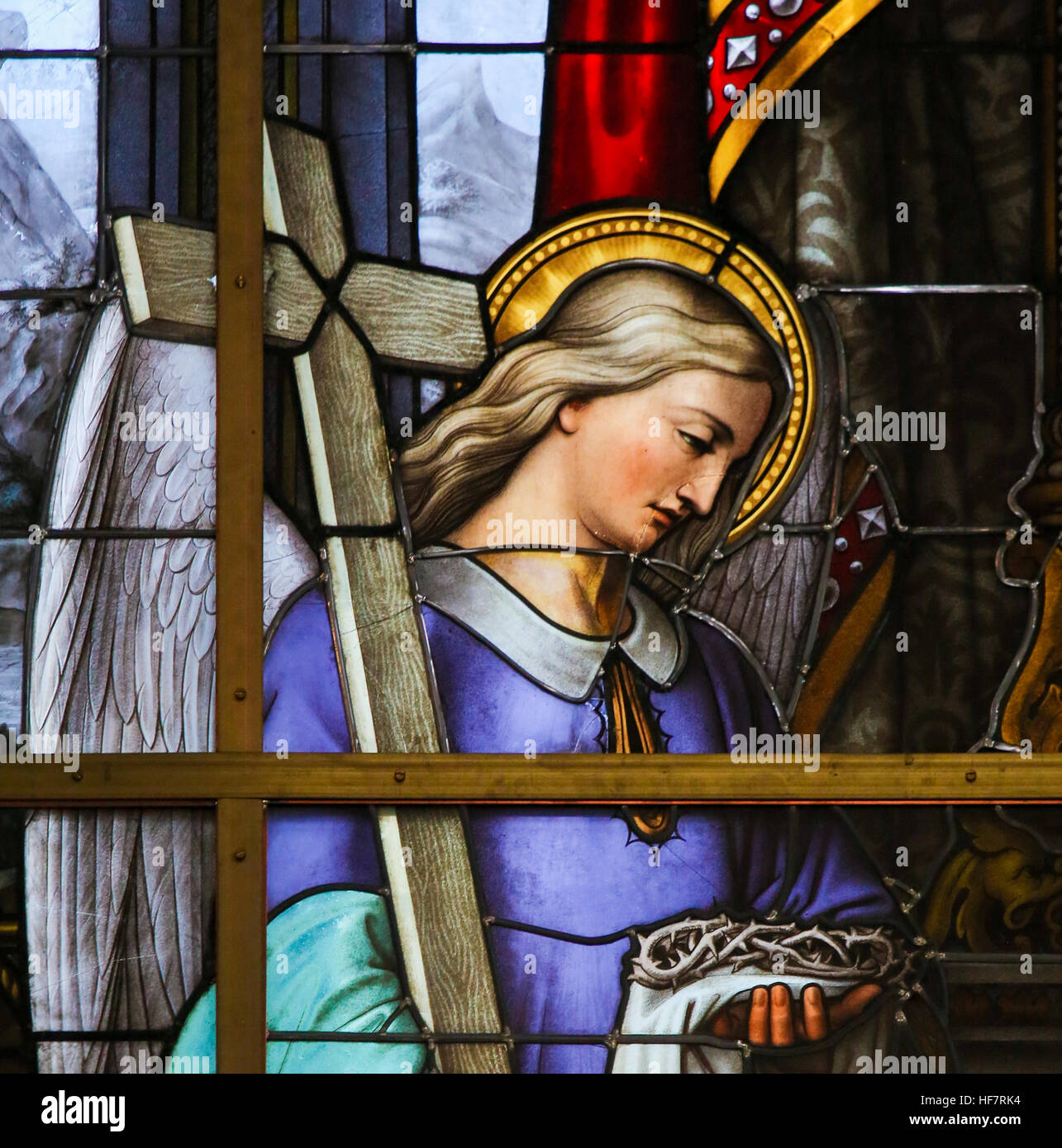 Glasmalerei in Saint Nicholas Church, Gent, Belgien, Darstellung und Engel hält die Arma Christi, eine Allegorie auf das Leiden Jesu. Stockfoto