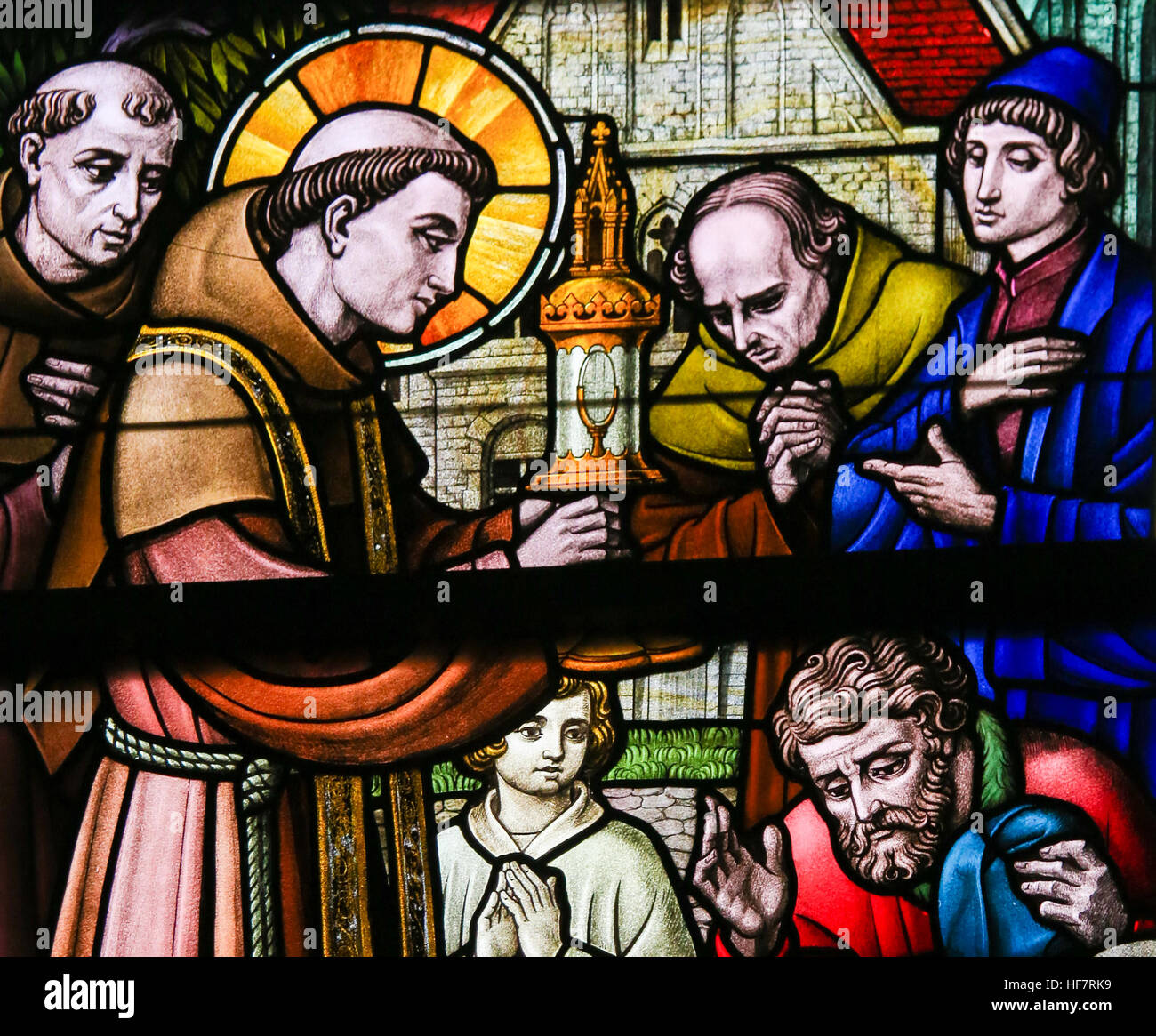 Glasmalerei-Fenster Darstellung des Heiligen Antonius von Padua in der Kathedrale St. Bavo in Gent, Flandern, Belgien. Stockfoto