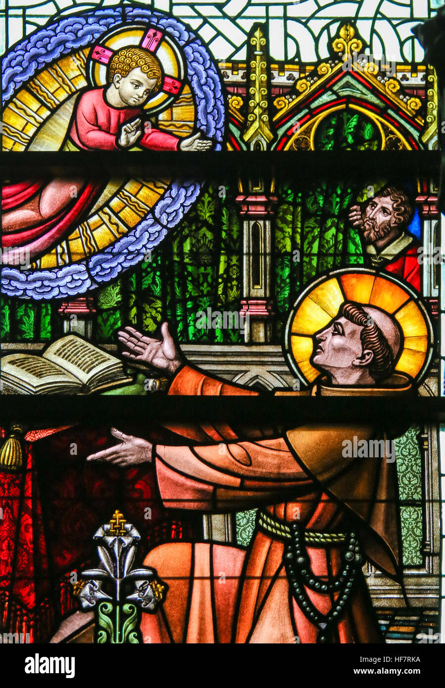 Glasmalerei-Fenster Darstellung des Heiligen Antonius von Padua und das Jesuskind in der Kathedrale St. Bavo in Gent, Flandern, Belgien. Stockfoto