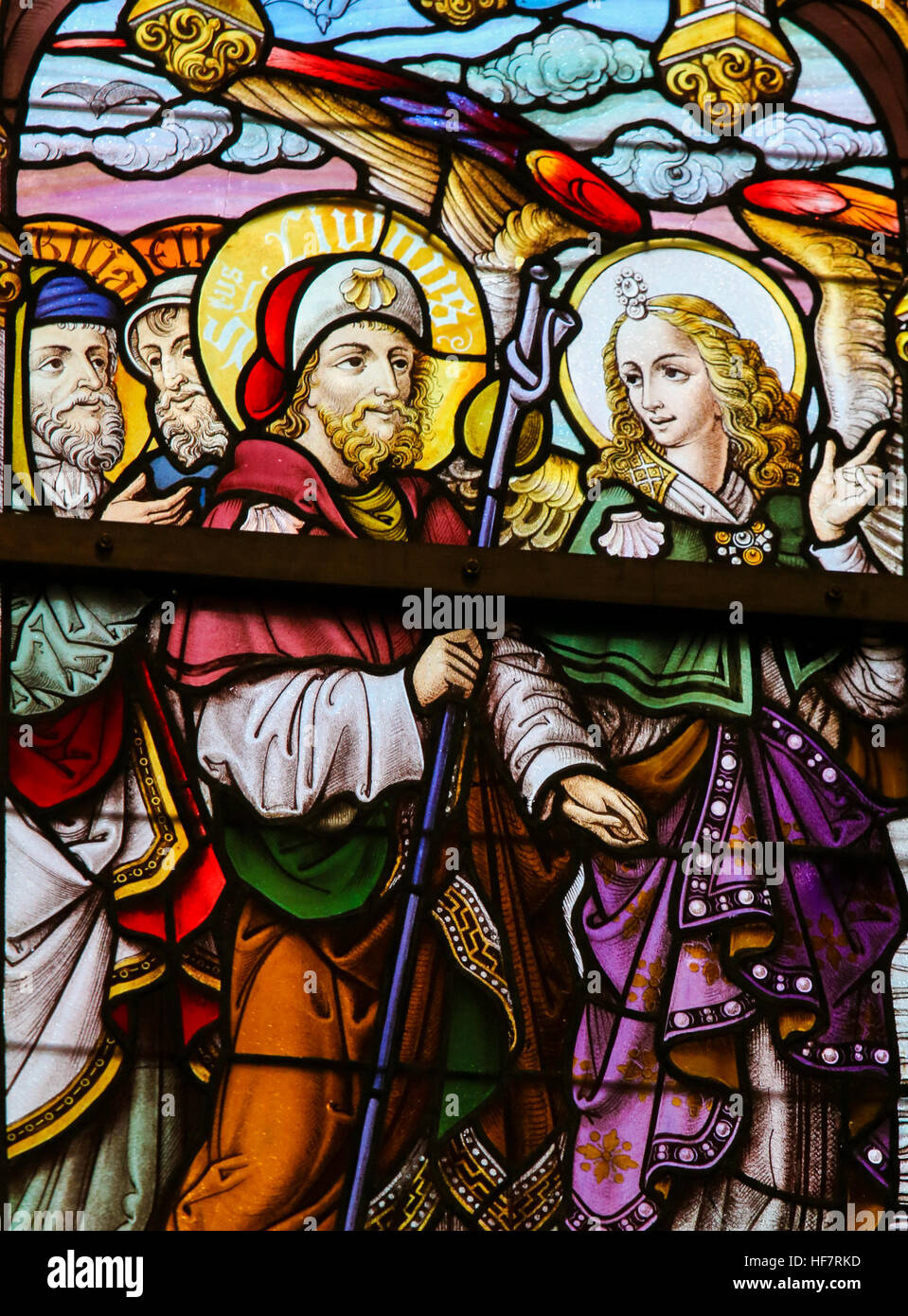 Glasmalerei Darstellung St. Livinus und ein Engel in der Kathedrale St. Bavo in Gent, Belgien. Stockfoto