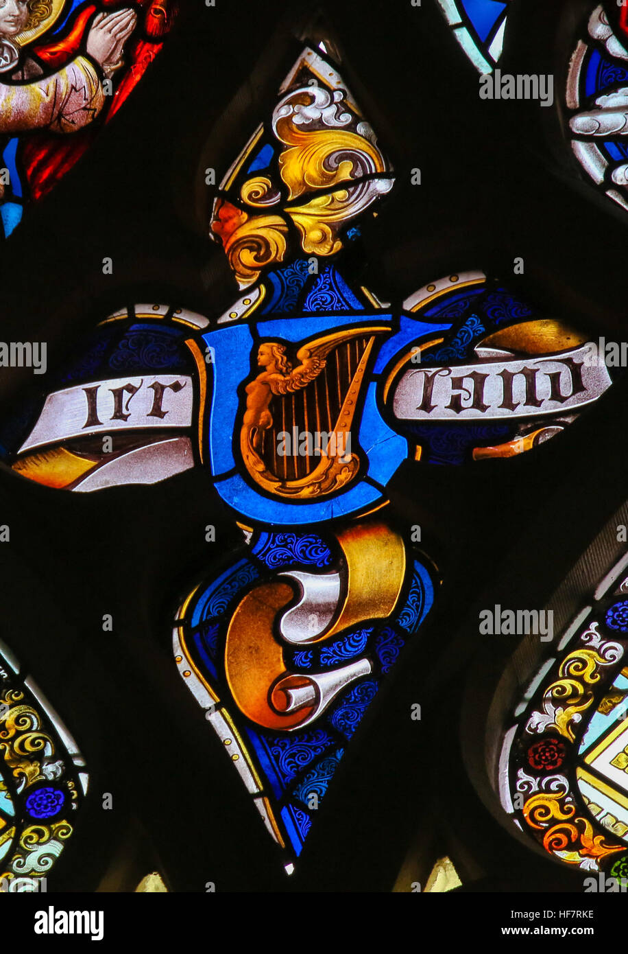 Glasmalerei Darstellung eine keltische Harfe als Symbol von Irland in der Kathedrale St. Bavo in Gent, Belgien. Stockfoto