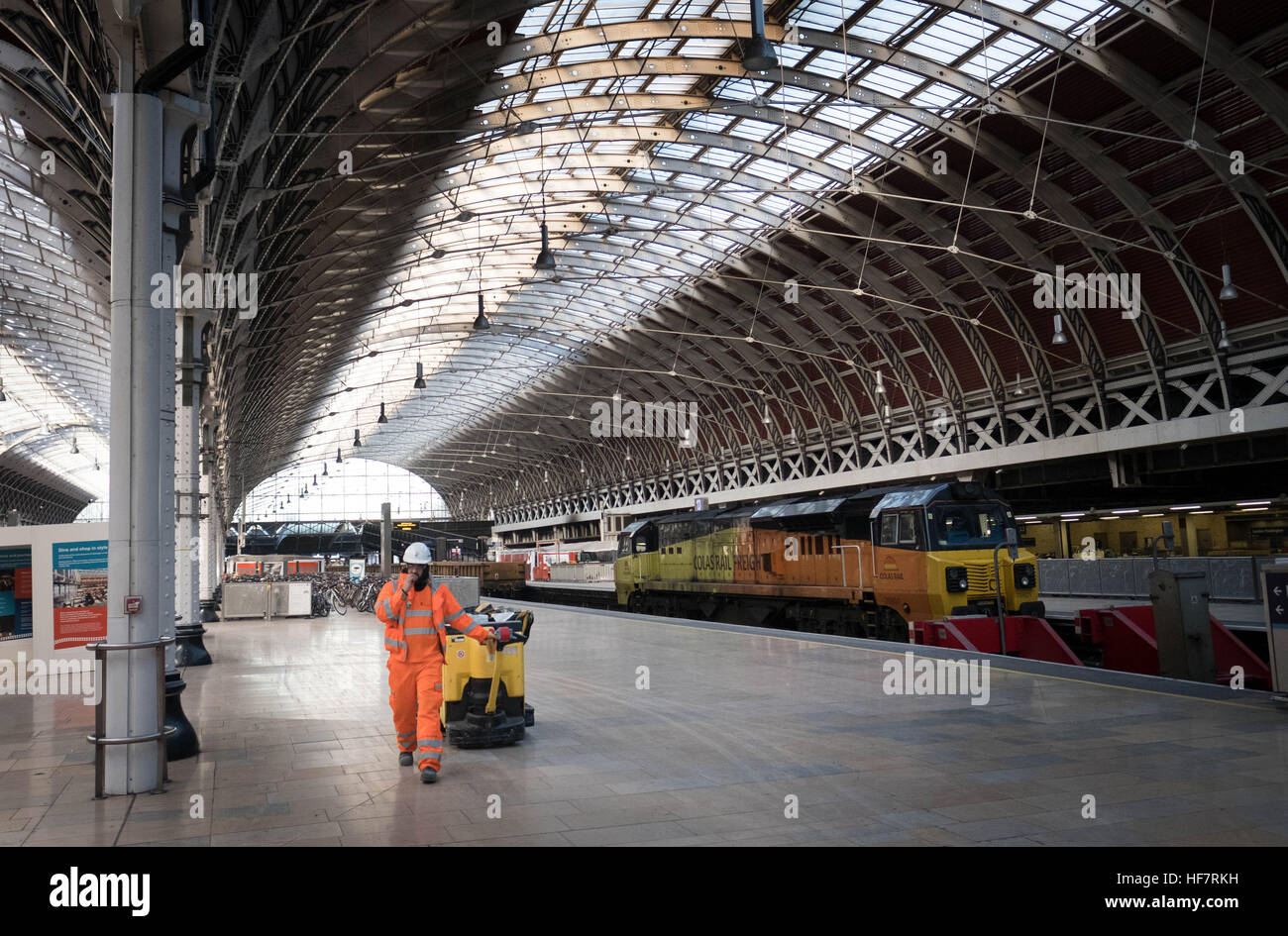 Eisenbahner am Bahnhof Paddington in London, die während der Weihnachtszeit geschlossen ist, so dass notwendige Reparaturen und Verbesserungen durchgeführt werden können. Stockfoto