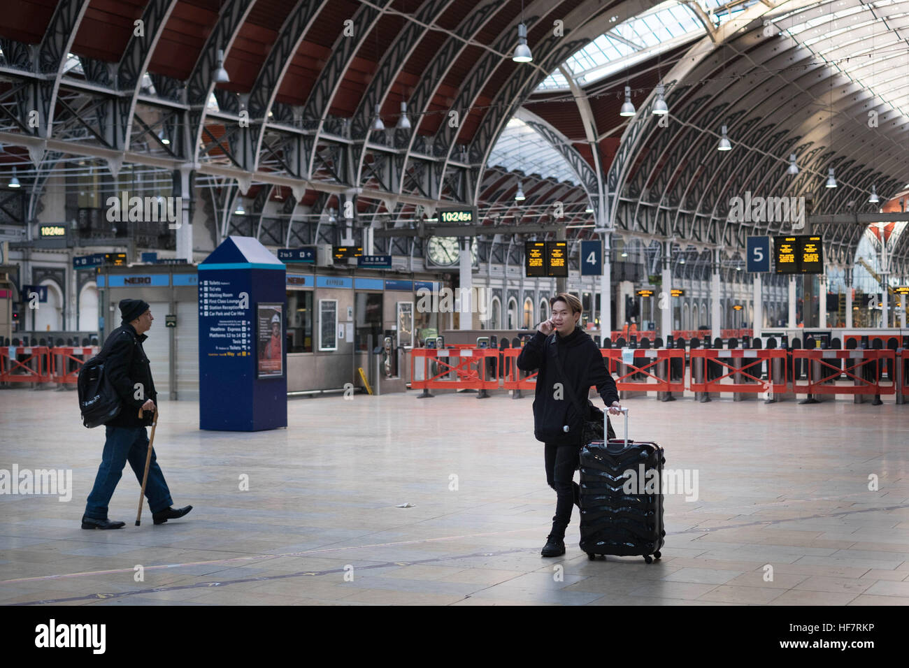 Passagiere am Bahnhof Paddington in London, die während der Weihnachtszeit geschlossen ist, so dass notwendige Reparaturen und Verbesserungen durchgeführt werden können. Stockfoto