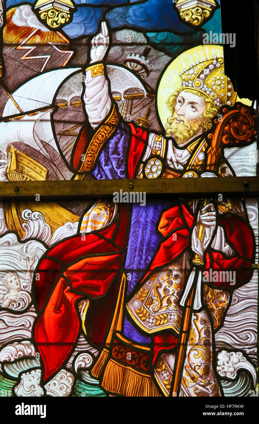 Glasmalerei Darstellung St. Livinus und ein Schiff bei schwerem Wetter, in der Kathedrale St. Bavo in Gent, Belgien. Stockfoto