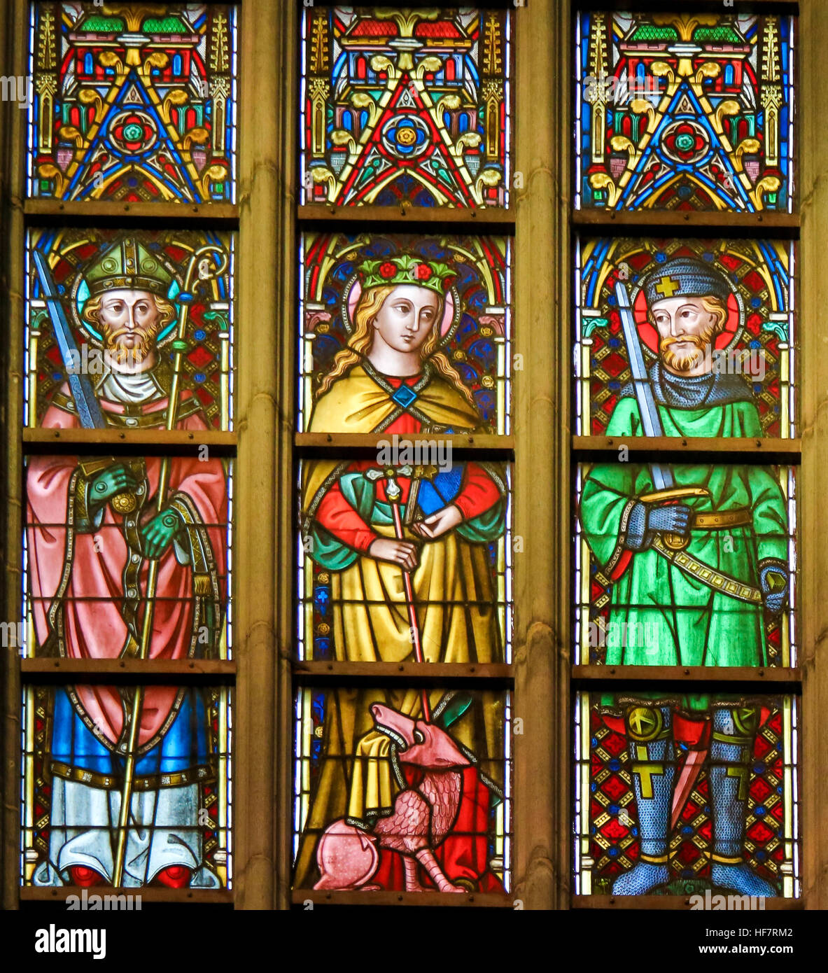 Glasmalerei-Fenster Darstellung Heiligen Thomas, Margaret und Hermes in der Kathedrale St. Bavo in Gent, Flandern, Belgien. Stockfoto