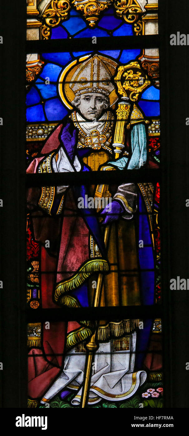 Glasmalerei-Fenster Darstellung Saint Landoald von Gent, in der Kathedrale St. Bavo in Gent, Belgien. Stockfoto