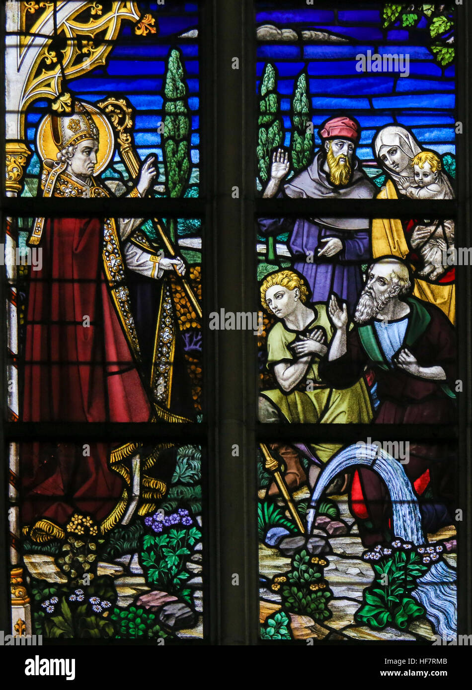 Glasmalerei-Fenster Darstellung ein Wunder von Saint Landoald von Gent, in der Kathedrale St. Bavo in Gent, Belgien. Stockfoto