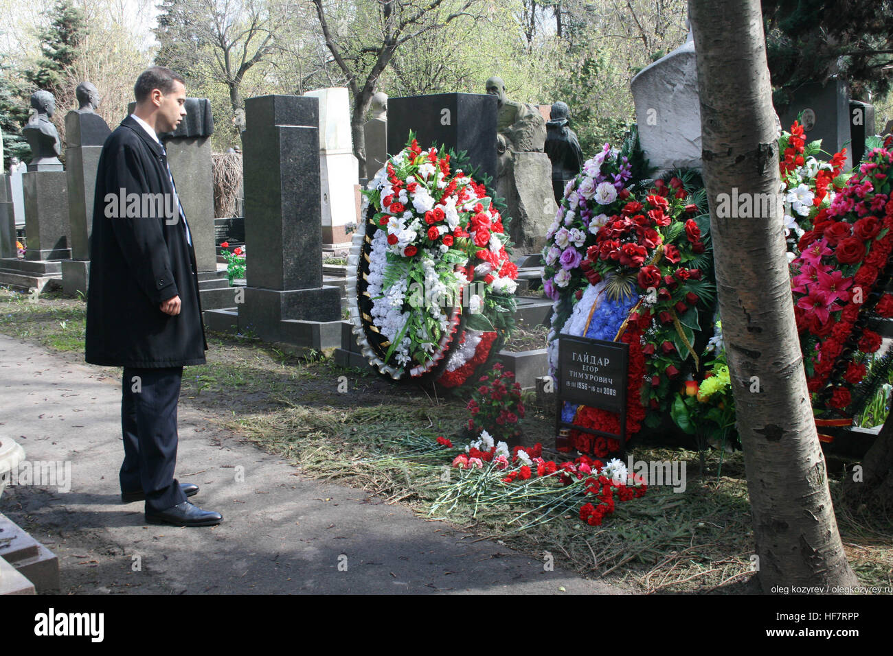 Politiker Vladimir Milov am Grab von Yegor Gaidar Stockfoto