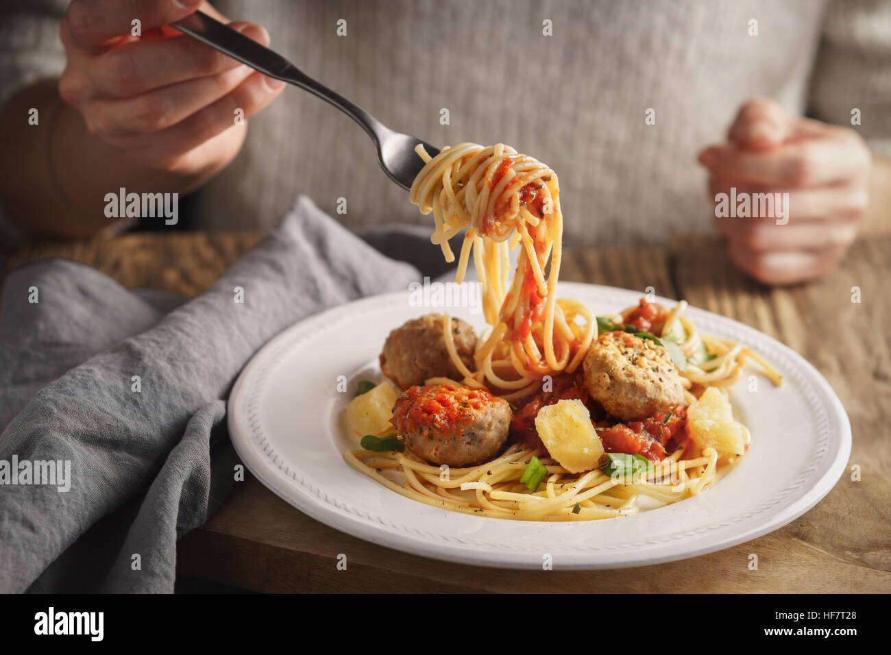 Frau Essen Spaghetti mit Fleischbällchen und Käse horizontale Stockfoto