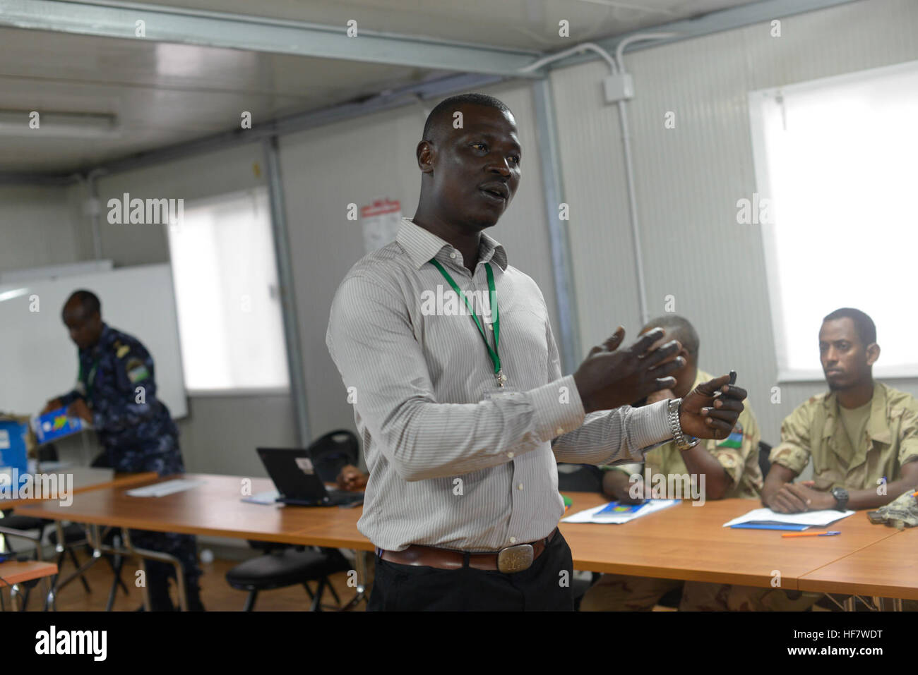 Musa Gbow, AMISOM Child Protection Advisor, Adressen Offiziere diente unter Mission der Afrikanischen Union in Somalia (AMISOM), während eine zweitägige Ausbildung zum Schutz der Menschenrechte für AMISOM Senior und mittlerer Ebene Offiziere von AMISOM Schutz, Menschenrechte und Gender Unit am 17. November 2016 durchgeführt. / Omar Abdsalan Stockfoto