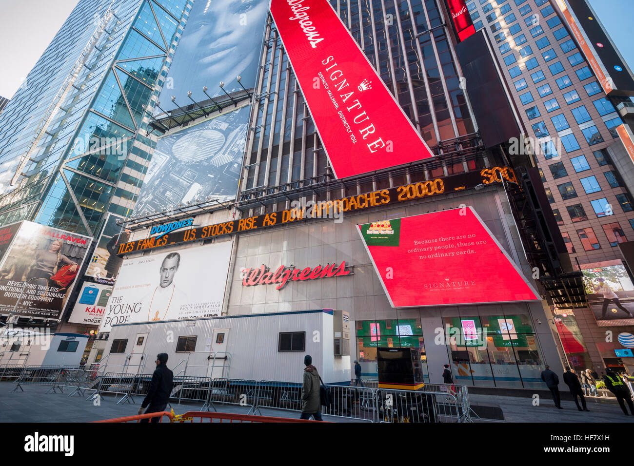 Die News-Ticker auf dem Times Square in New York am Dienstag, 20. Dezember 2016 informiert, dass der Dow Jones Industrial Average 20.000 näherte. (© Richard B. Levine) Stockfoto
