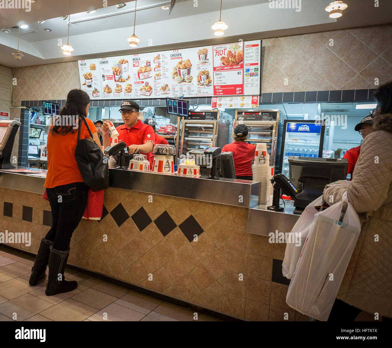 Ein KFC Franchise-Restaurant in der Food-Court der Queens Center Mall in New York am Samstag, 17. Dezember 2016 (© Richard B. Levine) Stockfoto