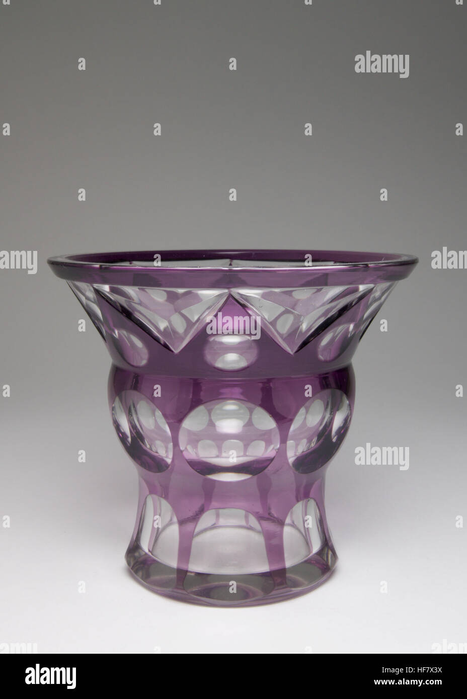 Stilvolle Art-Deco-Haida-Glas-Vase, umkleidet ist lila und tiefen Schnitt mit einem geometrischen Design, ca. 1920 gemacht. Stockfoto