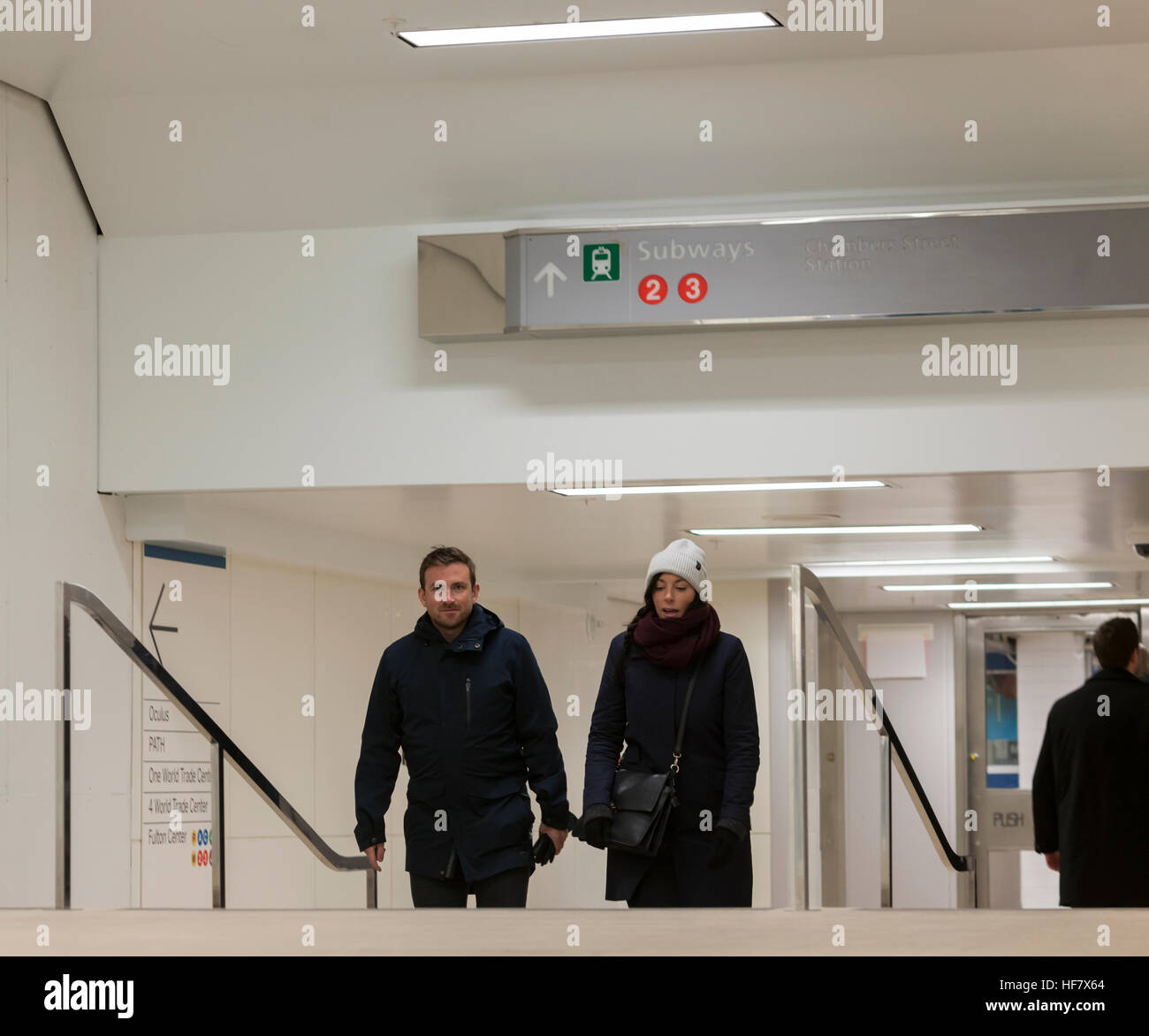 Pendler und andere Reisende durchqueren das neu eröffnete World Trade Center verbinden Durchgang in New York auf Montag, 19. Dezember 2016. Die Passage verbindet die Chambers Street u-Bahnstation mit dem WTC Oculus und weiter auf dem Weg-Station ist ein Überbleibsel aus der ursprünglichen World Trade Centers, zerstört bei dem Terroranschlag am 11. September 2001. Die Rampe und den Travertin Bodenbelag sind original sowie eine Festschrift Tür mit der Aufschrift "MATF1 9-13' zeigt das Gebiet von Massachusetts Task Force 1 Urban Search and Rescue Team am 13. September wurde durchsucht. (© Richard B. Levine Stockfoto