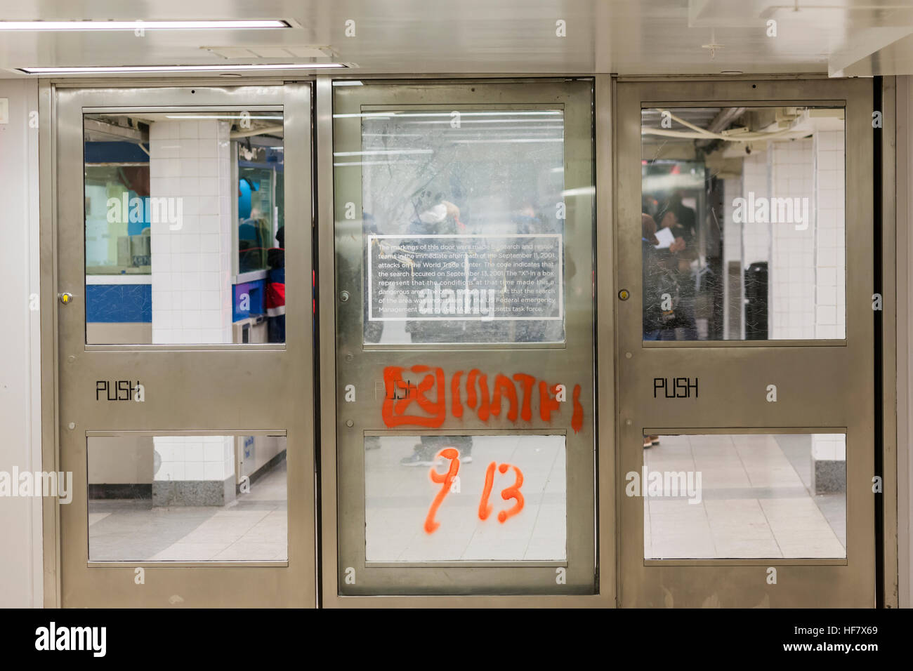 Pendler und andere Reisende durchqueren das neu eröffnete World Trade Center verbinden Durchgang in New York auf Montag, 19. Dezember 2016. Die Passage verbindet die Chambers Street u-Bahnstation mit dem WTC Oculus und weiter auf dem Weg-Station ist ein Überbleibsel aus der ursprünglichen World Trade Centers, zerstört bei dem Terroranschlag am 11. September 2001. Die Rampe und den Travertin Bodenbelag sind original sowie eine Festschrift Tür mit der Aufschrift "MATF1 9-13' zeigt das Gebiet von Massachusetts Task Force 1 Urban Search and Rescue Team am 13. September wurde durchsucht. (© Richard B. Levine Stockfoto