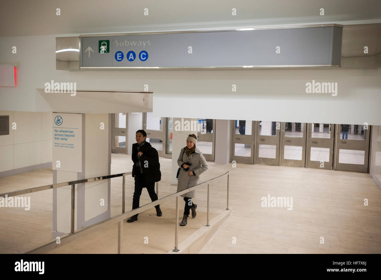 Pendler und andere Reisende durchqueren das neu eröffnete World Trade Center verbinden Durchgang in New York auf Montag, 19. Dezember 2016. Die Passage verbindet die Chambers Street u-Bahnstation mit dem WTC Oculus und weiter auf dem Weg-Station ist ein Überbleibsel aus der ursprünglichen World Trade Centers, zerstört bei dem Terroranschlag am 11. September 2001. Die Rampe und den Travertin Bodenbelag sind original sowie eine Festschrift Tür mit der Aufschrift "MATF1 9-13' zeigt das Gebiet von Massachusetts Task Force 1 Urban Search and Rescue Team am 13. September wurde durchsucht. (© Richard B. Levine Stockfoto