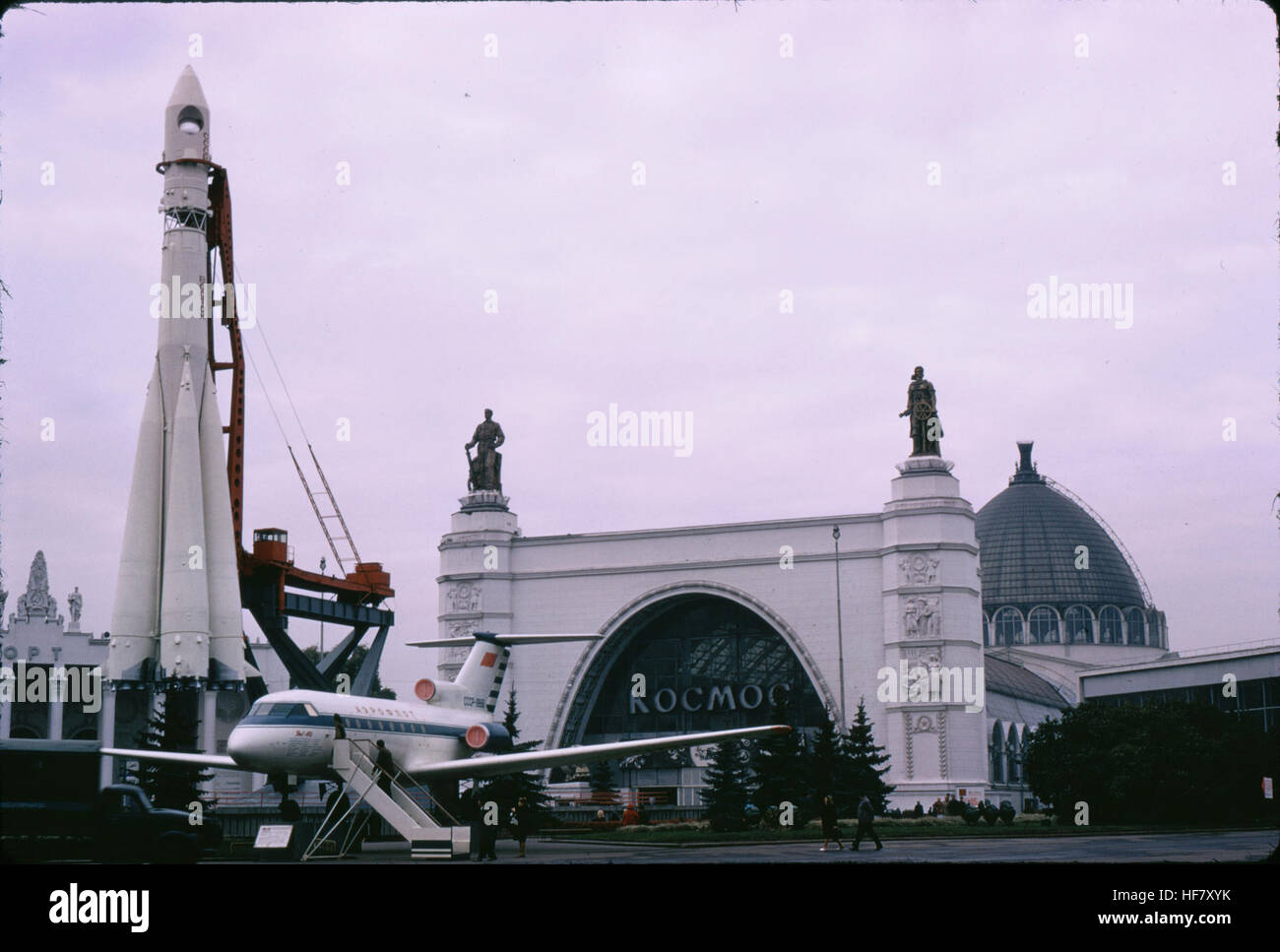 Ein Modell eines Raumfahrzeugs, das im Kocmoc-Zentrum in Moskau, Russland, ausgestellt wurde und das Design und die Technologie hinter den Raumfahrzeugsystemen der sowjetischen Ära wie der R-7-Rakete und dem Raumschiff zeigt. Stockfoto