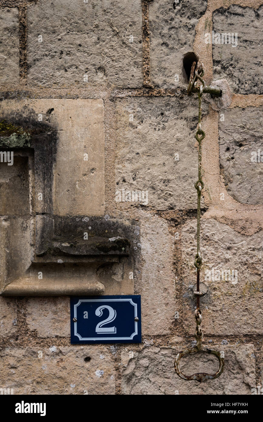 Türnummer auf alten Stein Wand in Frankreich Stockfoto