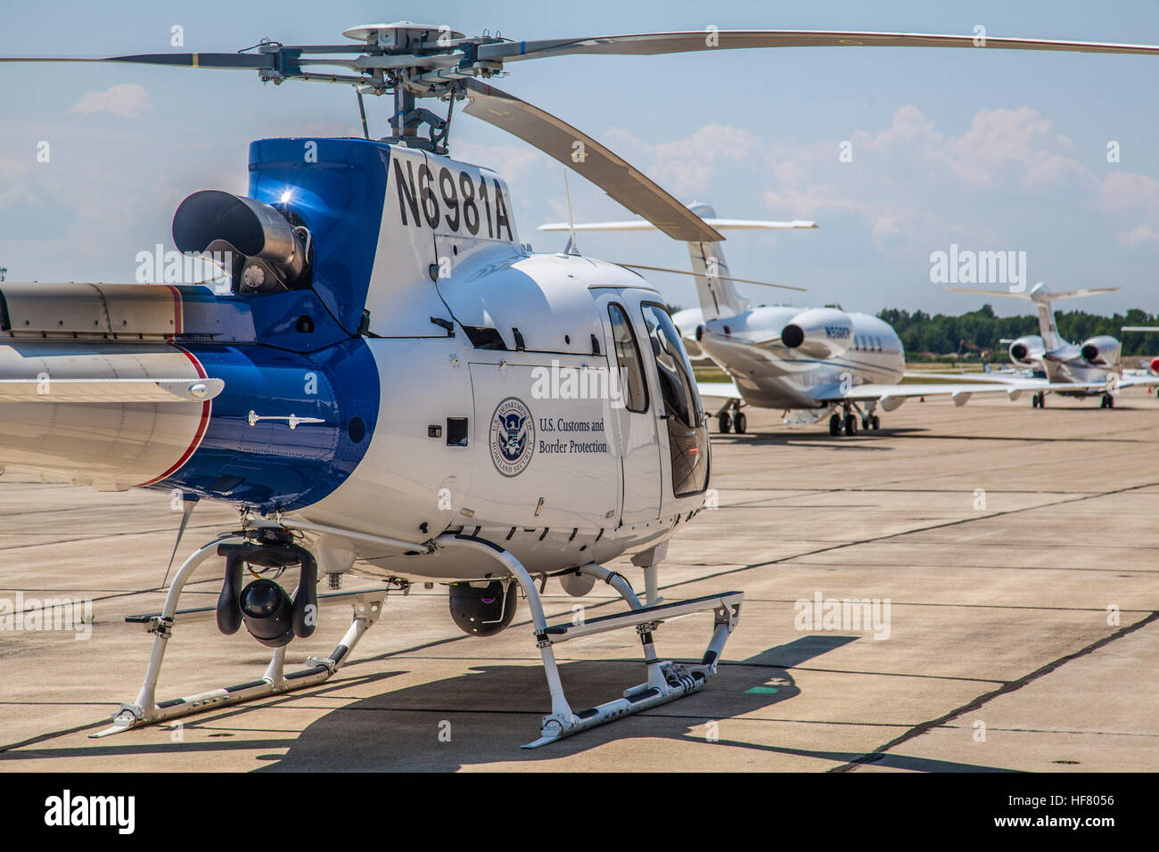 Ein AMO AS-350 sitzt auf der Flightline vor dem Abflug für seine tägliche Mission über Cleveland für 2016 RNC. Stockfoto