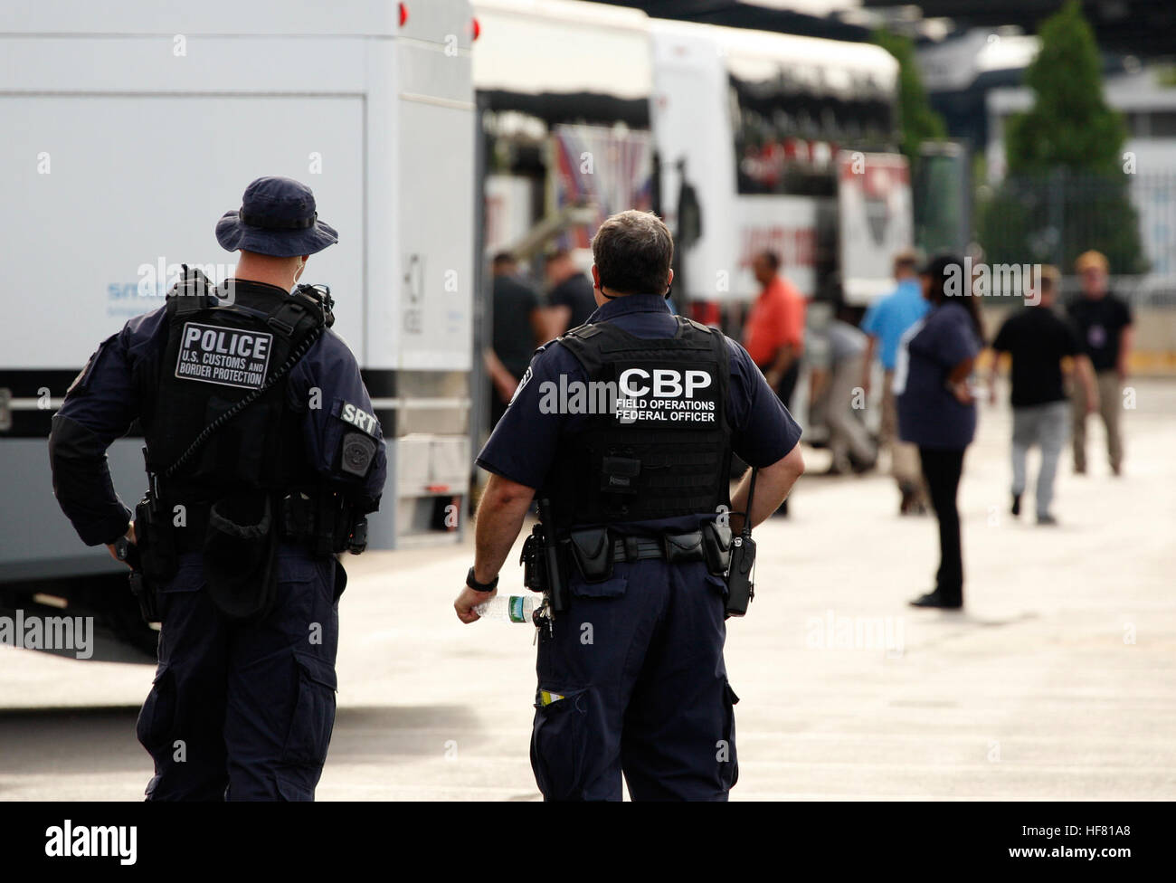 U.S. Customs and Border Protection (CBP) Büros der Bereich Operations (OFO) Offiziere überwachen Inspektionen der Delegat Busse während der Democratic National Convention in Philadelphia 24. Juli 2016. Stockfoto