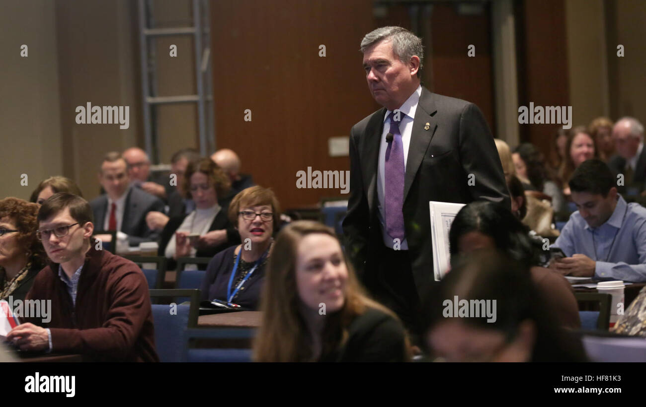 U.S. Customs and Border Protection Kommissar R. Gil Kerlikowske kommt im Ballsaal, kurz vor der Bereitstellung von einleitenden Bemerkungen 2016 Ostküste Handel Symposium zum Auftakt in Crystal City, VA., 1. Dezember 2016 statt. U.S. Customs and Border Protection Foto von Glenn Fawcett Stockfoto