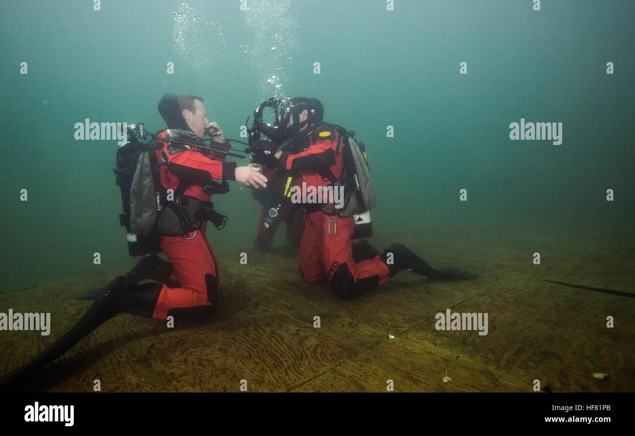 US Border Patrol Agenten zugewiesen, die Elite BORSTAR Dive Team Praxis die Fähigkeit unter Wasser eine Vollmaske Tauchmaske anlegen, wie sie bei der Verwendung von Trockentauchanzüge bei Morrison Springs in der Nähe von Panama City, Florida, 23. Mai 2016 Zug.  von Glenn Fawcett Stockfoto