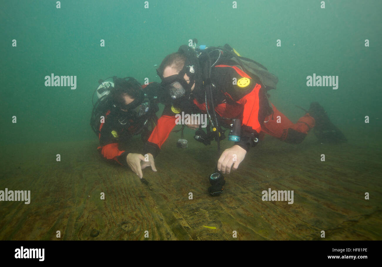 US Border Patrol-Agenten, der Elite BORSTAR Dive Team Zug bei der Verwendung von Trockentauchanzüge bei Morrison Springs in der Nähe von Panama City, Florida, 23. Mai 2016 zugewiesen.  von Glenn Fawcett Stockfoto