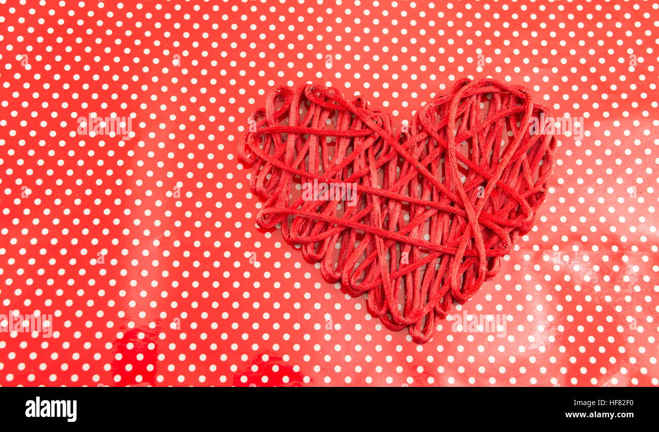 Herzform auf rotem gepunkteten Stockfoto