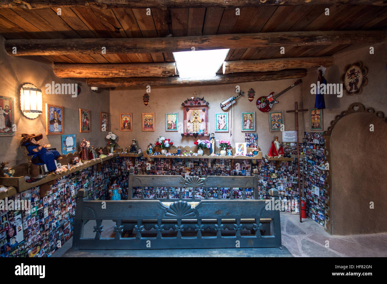 Innere des einen Gebetsraum widmet sich der Heilung von Kindern, Chimayó Sanctuary, New Mexico, USA Stockfoto