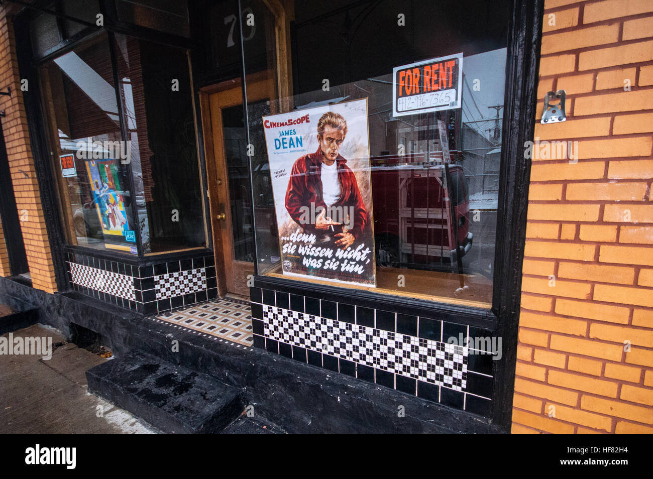 Ein Plakat von James Dean Werbung für einen Film in deutscher Sprache, "Denn Sie Wissen Nicht, war Sie Tun." Stockfoto