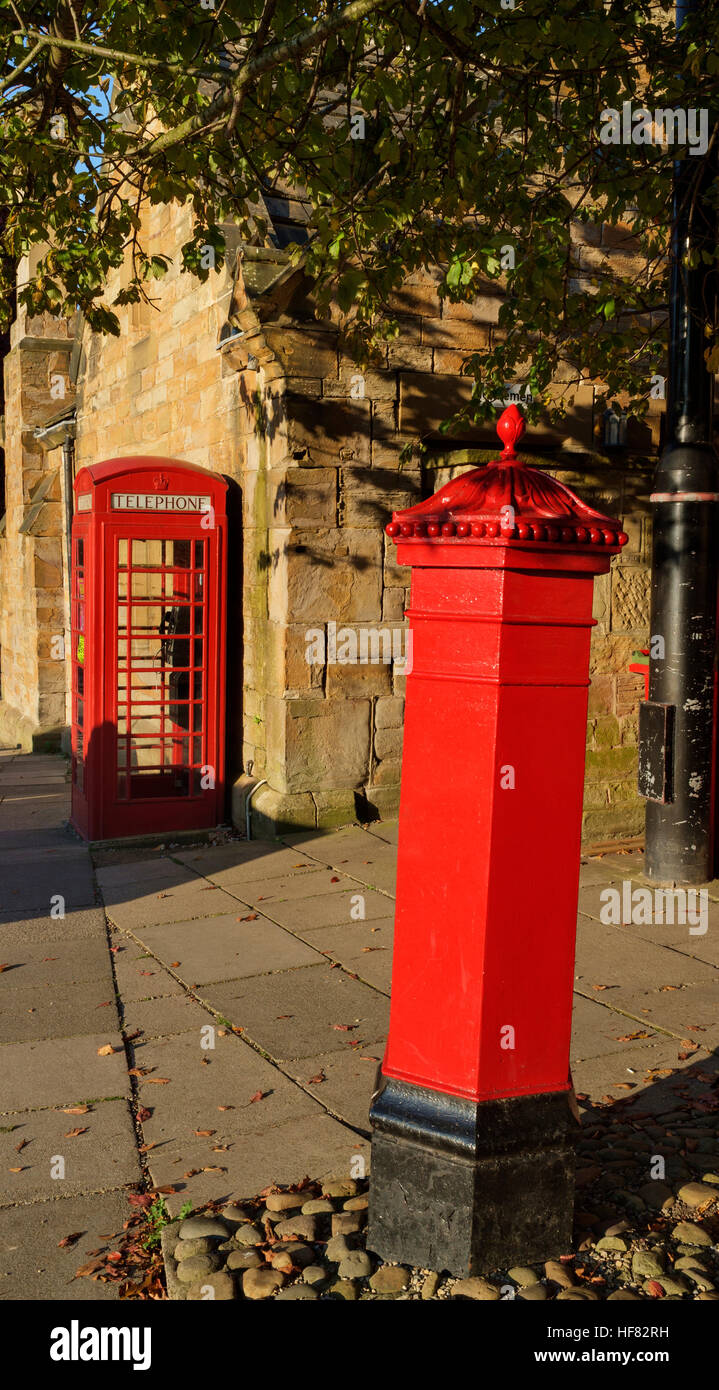 Rote Telefonzelle und Briefkasten Stockfoto