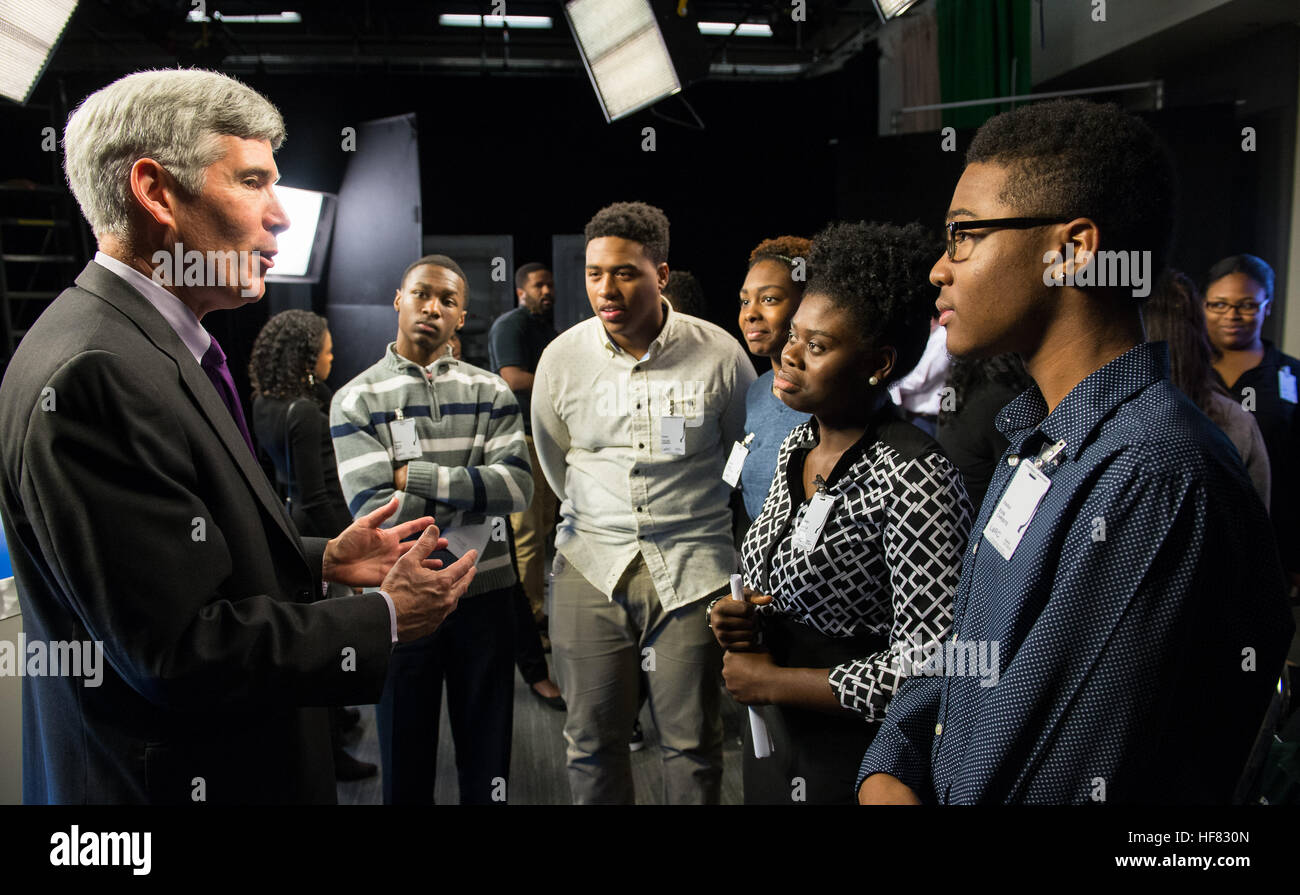 NASA-Chefhistoriker Bill Barry diskutierte mit Studenten die Geschichte der „menschlichen Computer“ und hob die Beiträge von Frauen wie Katherine Johnson hervor, die Flugbahnen für Apollo 11-Missionen berechnete. Stockfoto