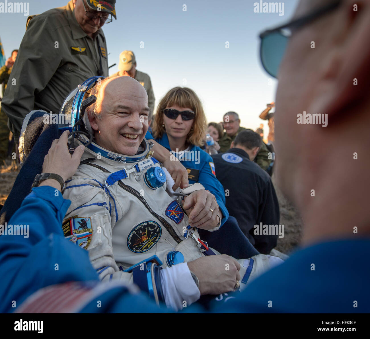 Expedition 48-NASA-Astronaut Jeff Williams ruht auf einem Stuhl, nachdem er und russischen Kosmonauten Oleg Skripochka und Alexey Ovchinin von Roskosmos in ihrem Raumschiff Sojus TMA - 20 M in der Nähe der Stadt Zhezkazgan, Kasachstan über Mittwoch, 7. September 2016 (Kasachisch-Zeit landete). Williams, Ovchinin und Skripochka sind nach 172 Tagen im Raum zurück, wo sie als Mitglieder der Expedition 47 und 48 Mannschaften an Bord der internationalen Raumstation ISS dienten. Stockfoto