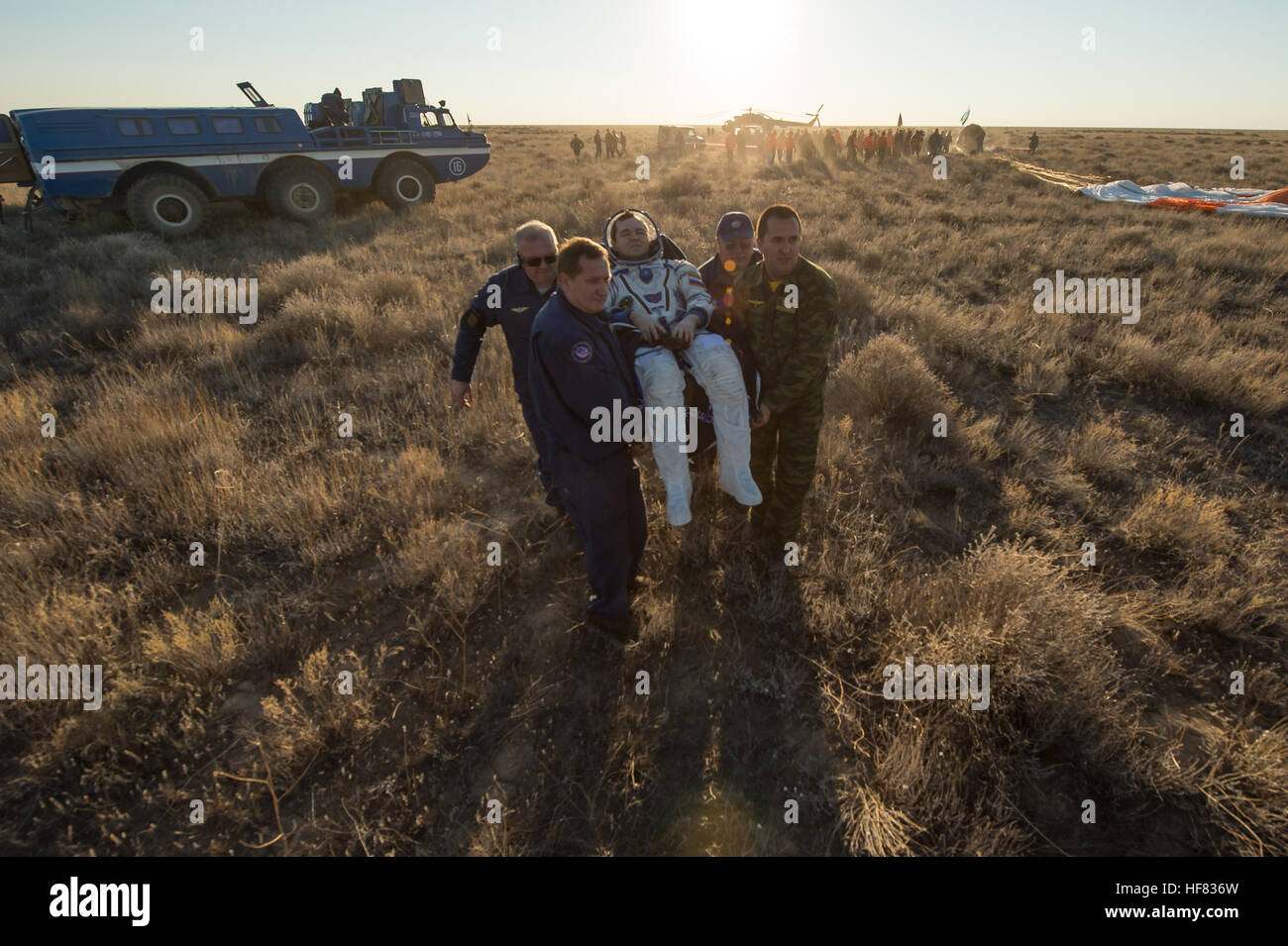 Expedition 48 russische Kosmonaut Oleg Skripochka von Roskosmos erfolgt in einem medizinischen Zelt kurz nachdem er und Kollegen Kosmonaut Alexey Ovchinin, und NASA-Astronaut Jeff Williams landete in einer abgelegenen Gegend in der Nähe der Stadt Zhezkazgan, Kasachstan über Mittwoch, 7. September 2016 (Kasachisch-Zeit). Williams, Ovchinin und Skripochka sind nach 172 Tagen im Raum zurück, wo sie als Mitglieder der Expedition 47 und 48 Mannschaften an Bord der internationalen Raumstation ISS dienten. Stockfoto