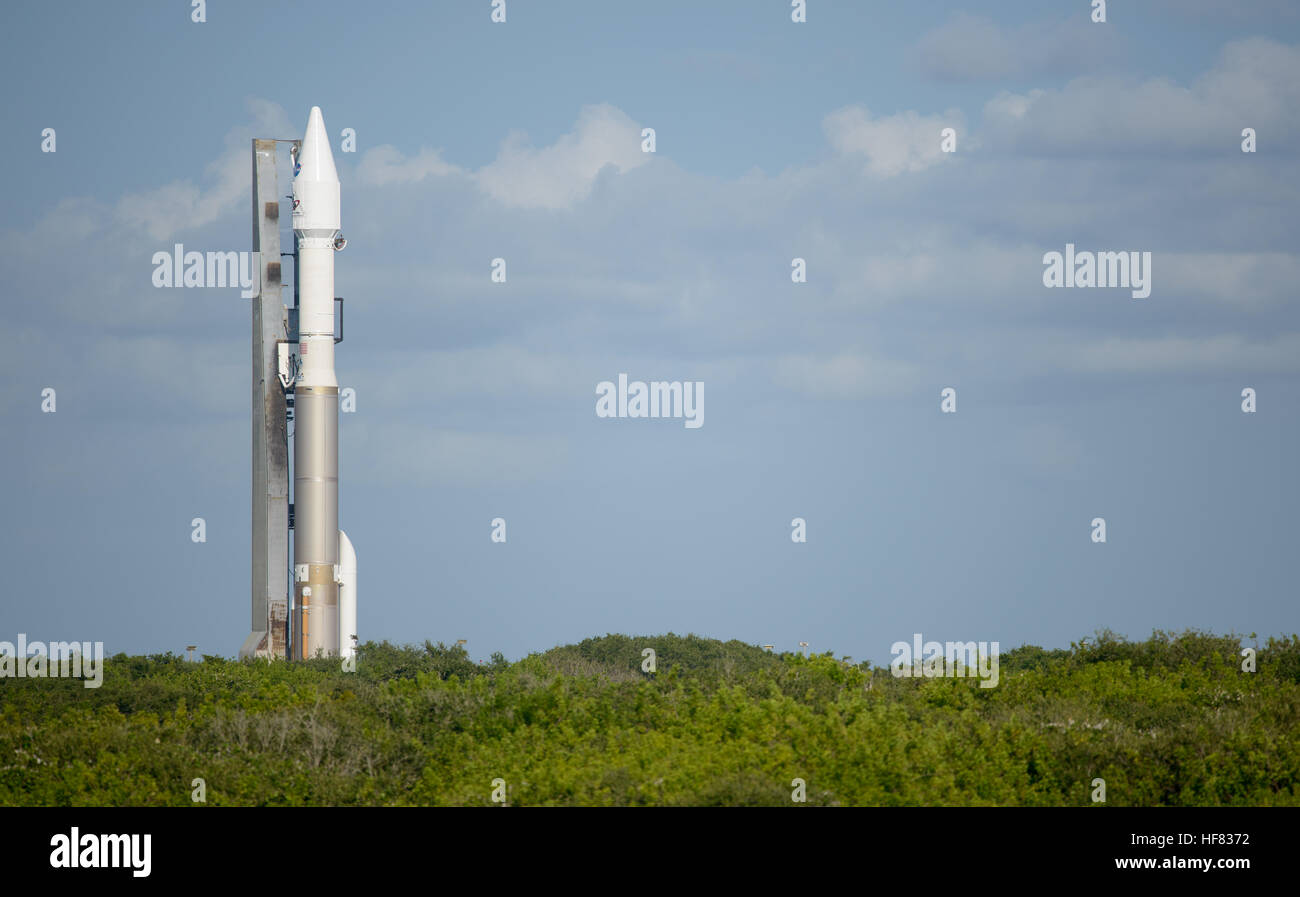 Die United Launch Alliance Atlas V-Rakete mit NASA Ursprünge, Spectral Interpretation Ressource Identifikation, Sicherheit-Regolith Explorer (OSIRIS-REx) Sonde an Bord ist siehe, wie es in Richtung Space Launch Complex 41 auf Mittwoch, 7. September 2016 am Cape Canaveral Air Force Station in Florida gerollt wird.  OSIRIS-REx wird wird voraussichtlich am 8. September starten und die erste US-Mission zu probieren ein Asteroid, mindestens zwei Unzen von Oberflächenmaterial abzurufen und auf die Erde zurückkehren, für das Studium. Der Asteroid Bennu, kann Hinweise auf den Ursprung des Sonnensystems und die Quelle von Wasser und organischen Mol halten Stockfoto