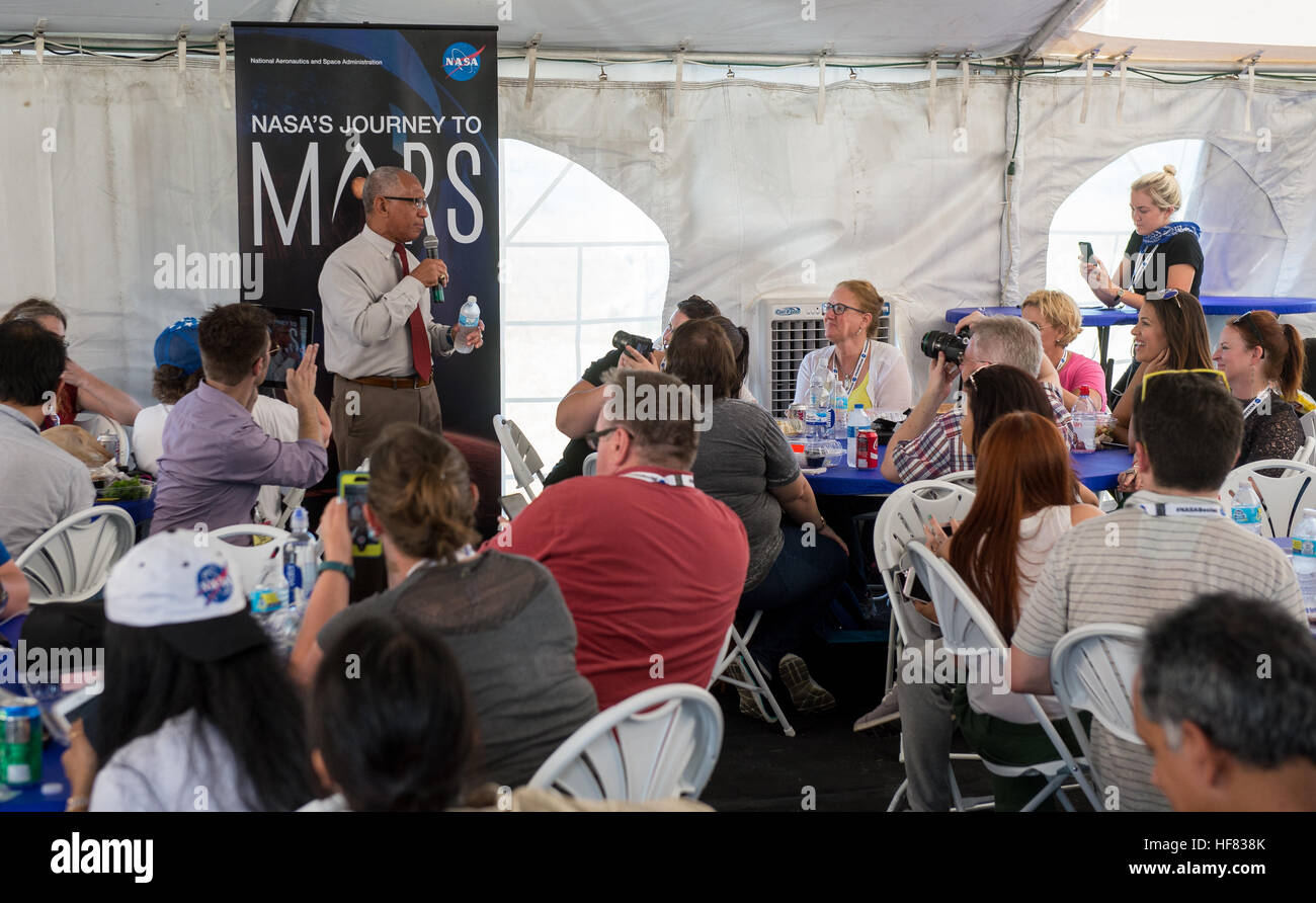 NASA-Administrator Charles Bolden spricht mit sozialen NASA Teilnehmer auf Donnerstag, 8. September 2016 am NASA Kennedy Space Center in Florida vor dem Start der NASA Ursprünge, Spectral Interpretation Ressource Identifikation, Sicherheit-Regolith Explorer (OSIRIS-REx) Mission. OSIRIS-REx werden die erste US-Mission zu probieren ein Asteroid, mindestens zwei Unzen von Oberflächenmaterial abzurufen und auf die Erde zurückkehren, für das Studium. Der Asteroiden Bennu, kann Hinweise auf den Ursprung des Sonnensystems und die Quelle von Wasser und organische Moleküle auf der Erde halten. Stockfoto