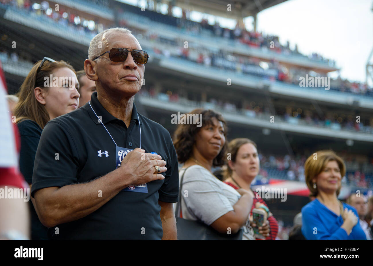 Der NASA-Administrator Charles Bolden nahm an einer zeremoniellen Nationalhymne im Nationals Park Teil, bevor ein Baseballspiel zwischen den Los Angeles Dodgers und den Washington Nationals stattfand, um die Beiträge der NASA zur Weltraumforschung zu feiern. Stockfoto