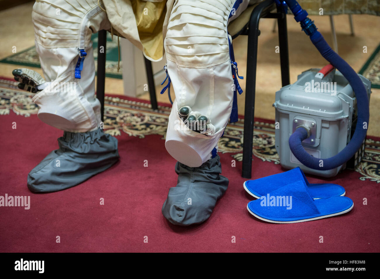 Expedition 49-NASA-Astronaut Shane Kimbrough dons seine russische Sokol Anzug vor der Sojus Qualifikation Prüfungen mit russischer Kosmonaut Sergei Ryzhikov und russischen Kosmonauten Andrey Borisenko von Roskosmos, Mittwoch, 31. August 2016, die Gagarin Kosmonauten Training Center (GCTC) in Star City, Russland. Stockfoto