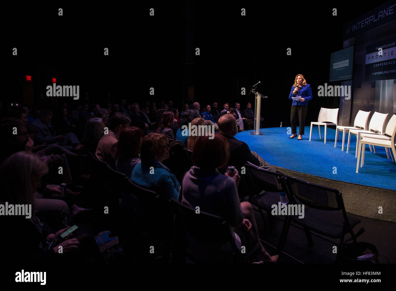 Dr. Ellen Stofan, Chefwissenschaftlerin der NASA, stellt ein Gremium auf der Grenzkonferenz des Weißen Hauses vor, in dem die Zukunft der Weltraumforschung und der permanenten Präsenz von Menschen auf anderen Planeten diskutiert wird, darunter Beiträge von Experten und NASA-Astronautin Serena Au. Stockfoto