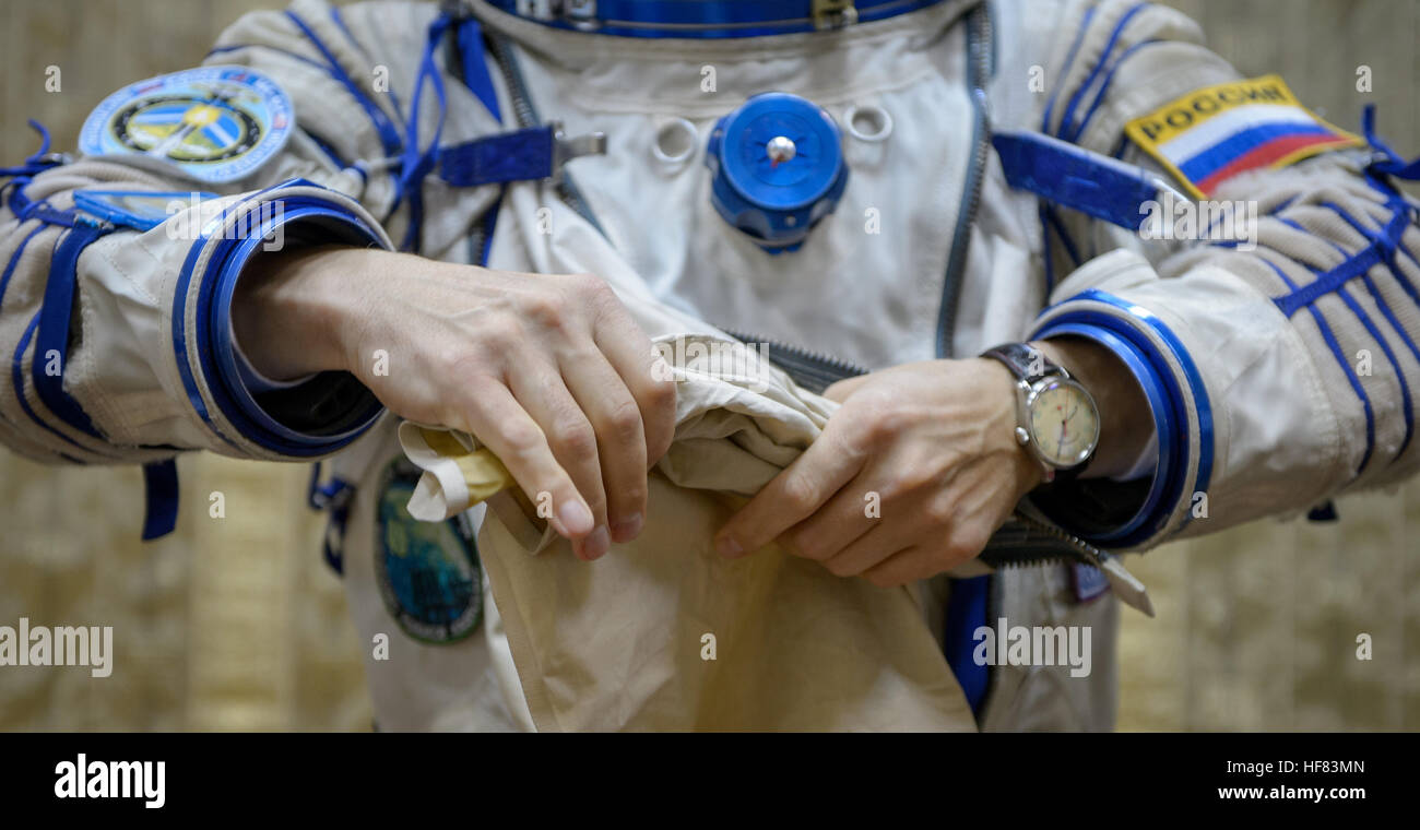 Expedition 49 russische Kosmonaut Sergei Ryzhikov von Roskosmos dons seine russische Sokol Anzug vor der Sojus Qualifikation Prüfungen mit anderen russischen Kosmonauten Andrey Borisenko von Roskosmos und NASA Astronaut Shane Kimbrough, Mittwoch, 31. August 2016, die Gagarin Kosmonauten Training Center (GCTC) in Star City, Russland. Stockfoto