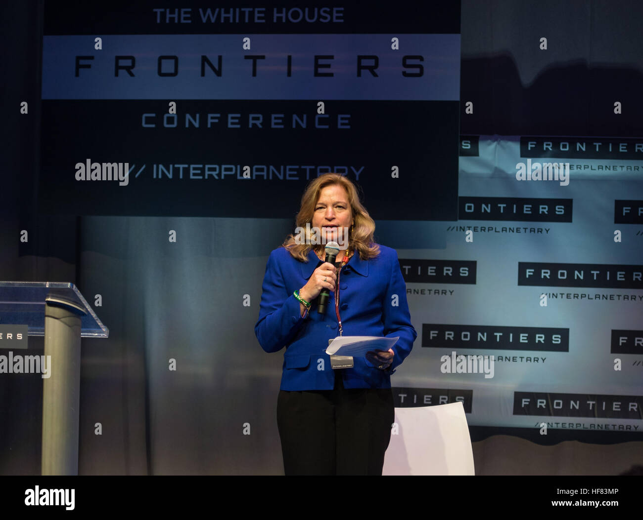 Dr. Ellen Stofan von der NASA leitet ein Panel auf der White House Frontiers Conference, in dem sie mit Experten verschiedener Organisationen über die Weltraumforschung diskutiert. Die Konferenz konzentriert sich auf Innovation und den Aufbau der Kapazitäten der USA in Wissenschaft und Technologie, einschließlich Weltraummissionen und technologischer Fortschritte. Stockfoto
