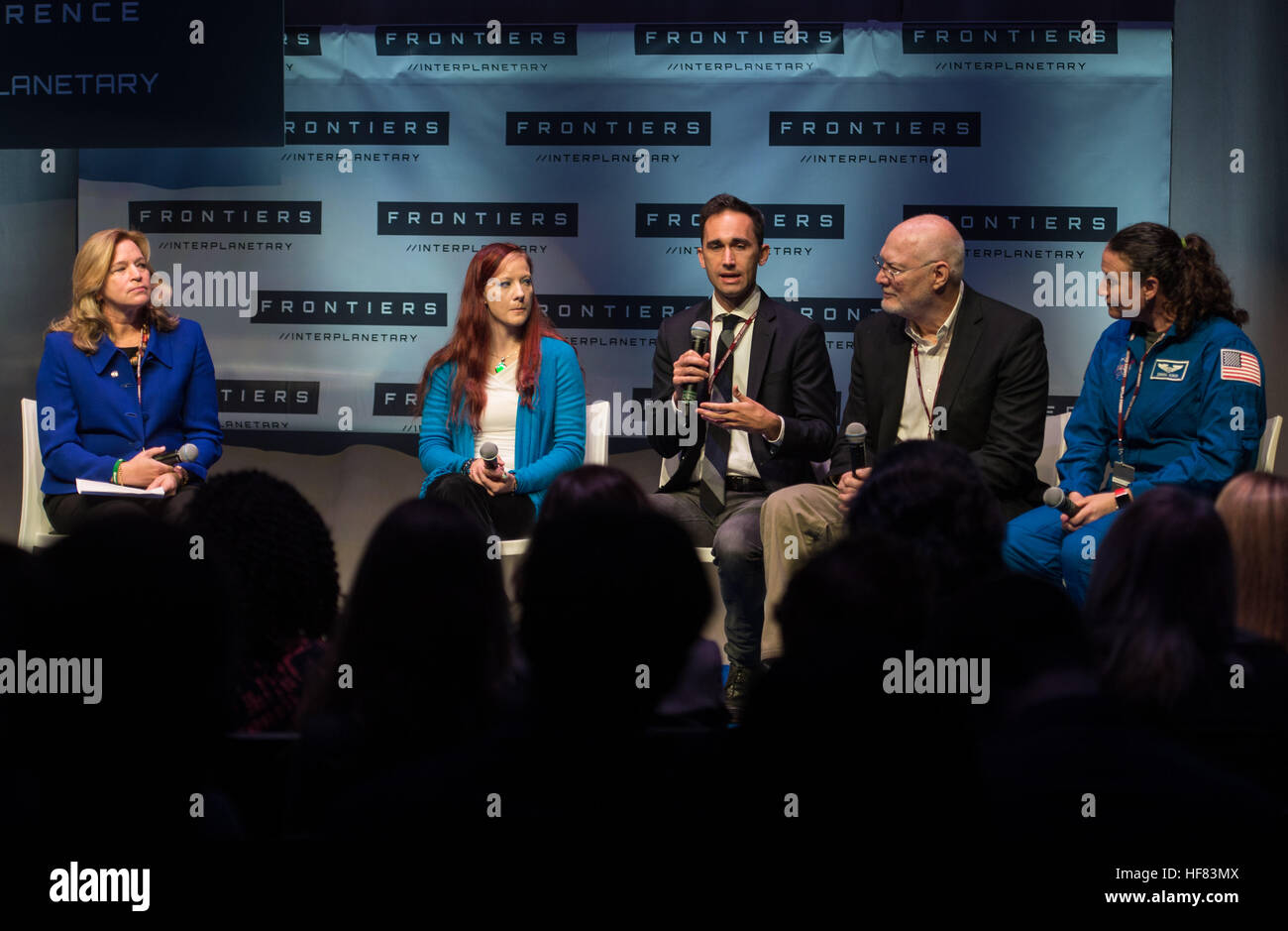 Auf der White House Frontiers Conference diskutieren Podiumsmitglieder wie Jason Dunn von Made in Space und NASA-Astronautin Serena Au über die menschliche Raumfahrt und zukünftige Weltraumlebensräume. Die Veranstaltung befasst sich mit Innovationen in der Weltraumforschung und -Technologie. Stockfoto