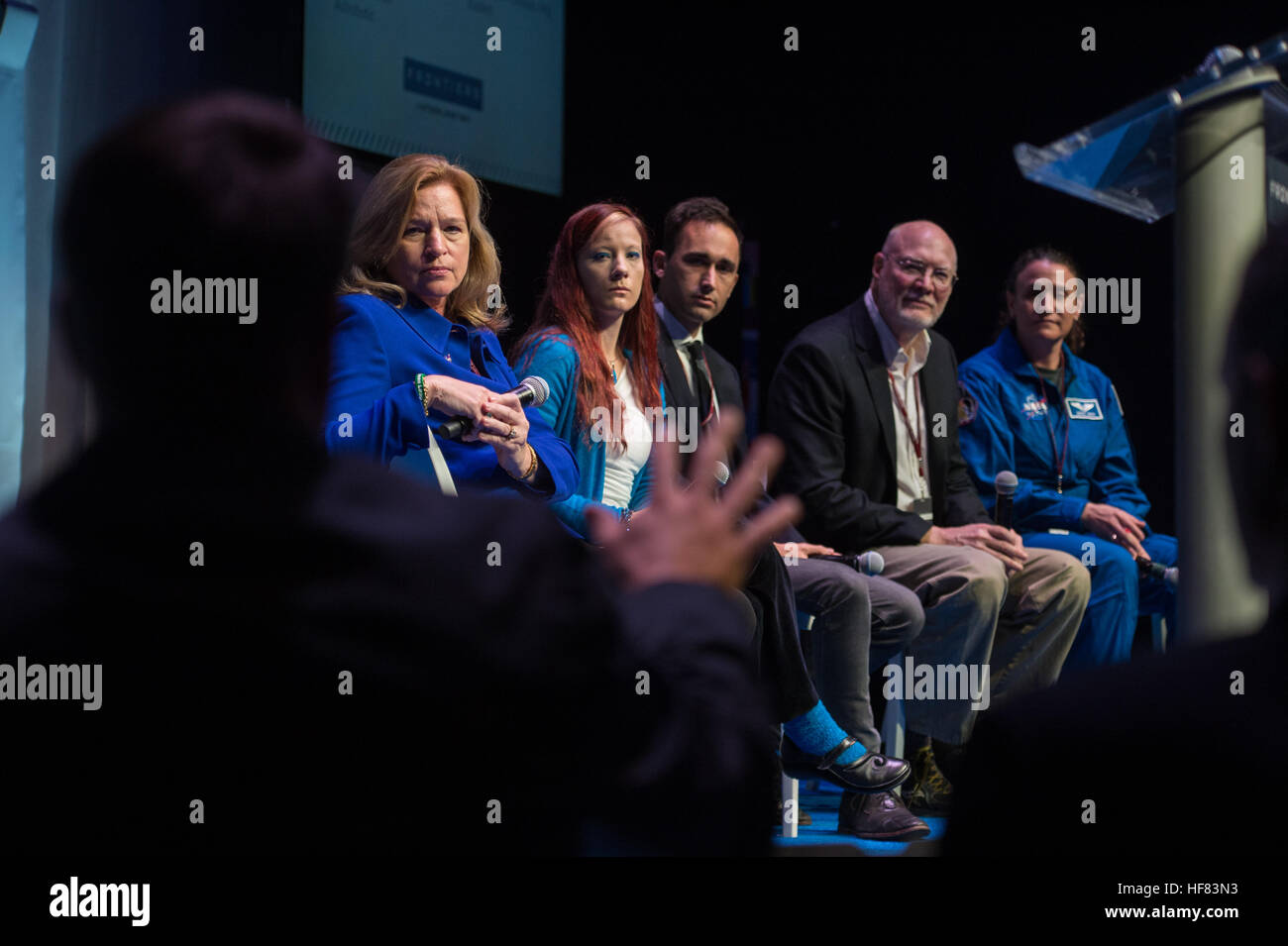 Podiumsmitglieder wie Dr. Ellen Stofan, Heather Hava, Jason Dunn, Red Whittaker und NASA-Astronautin Serena Auon Chancellor diskutieren die Zukunft der Erforschung des menschlichen Weltraums auf der Frontiers Conference des Weißen Hauses, die von Präsident Obama an der Carnegie Mellon University veranstaltet wird. Stockfoto