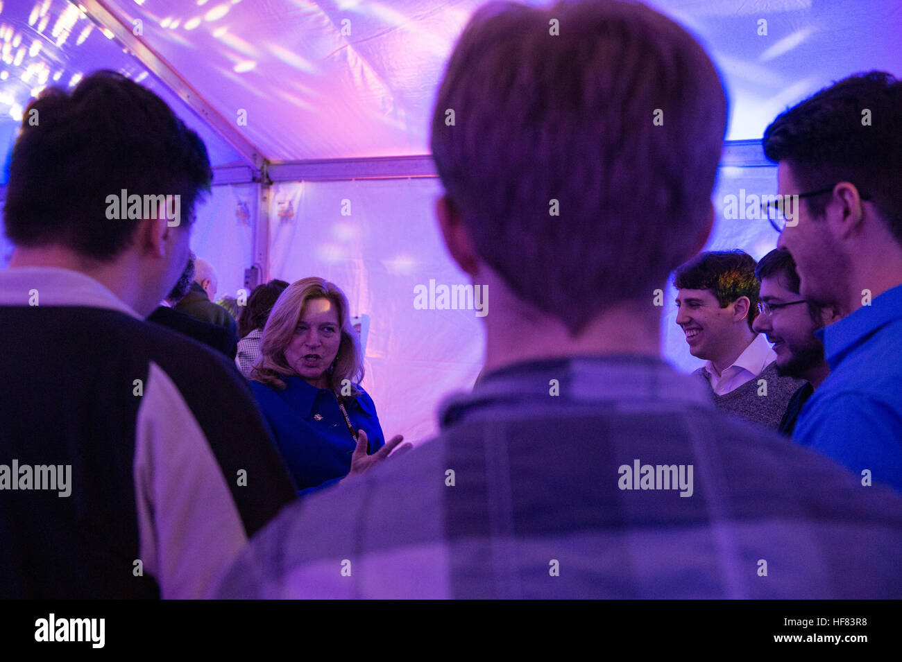 Dr. Ellen Stofan, Chefwissenschaftlerin der NASA, spricht vor den Teilnehmern der White House Frontiers Conference Astronomy Night am Allegheny Observatory, die sich mit Innovationen in Wissenschaft und Technologie befasst. Die Veranstaltung, die gemeinsam von der University of Pittsburgh und Carnegie Mellon veranstaltet wurde, beleuchtet die Zukunft der wissenschaftlichen Fortschritte in den USA. Stockfoto