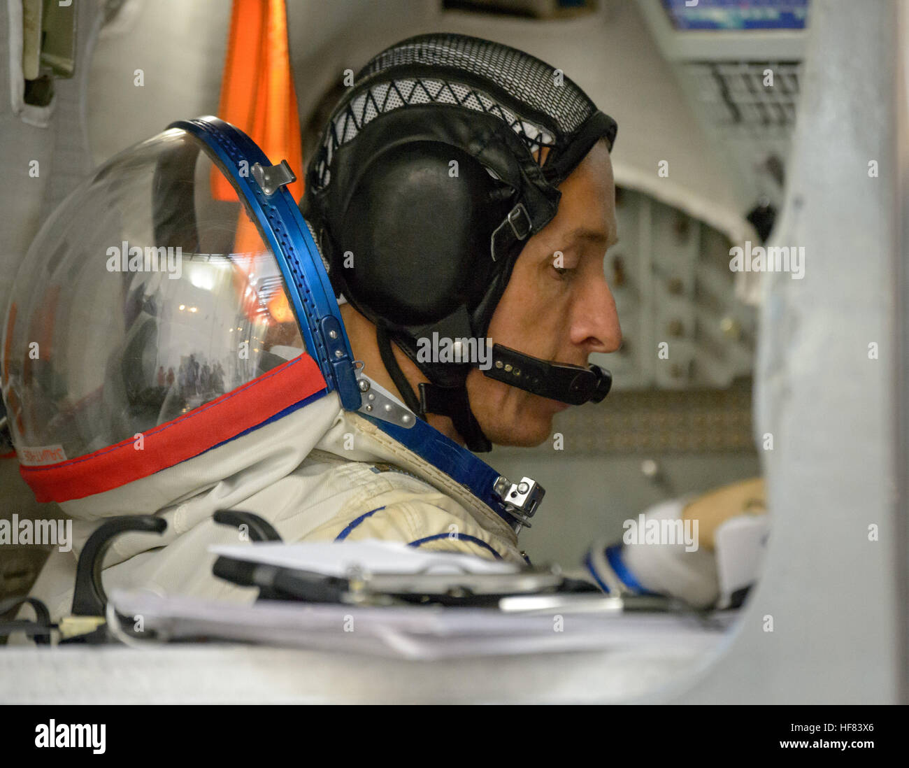 Expedition 49 russische Kosmonaut Sergei Ryzhikov von Roskosmos ist während seiner Sojus Qualifikation Prüfungen mit anderen russischen Kosmonauten Andrey Borisenko von Roskosmos und NASA Astronaut Shane Kimbrough, Mittwoch, 31. August 2016, die Gagarin Kosmonauten Training Center (GCTC) in Star City, Russland gesehen. Stockfoto