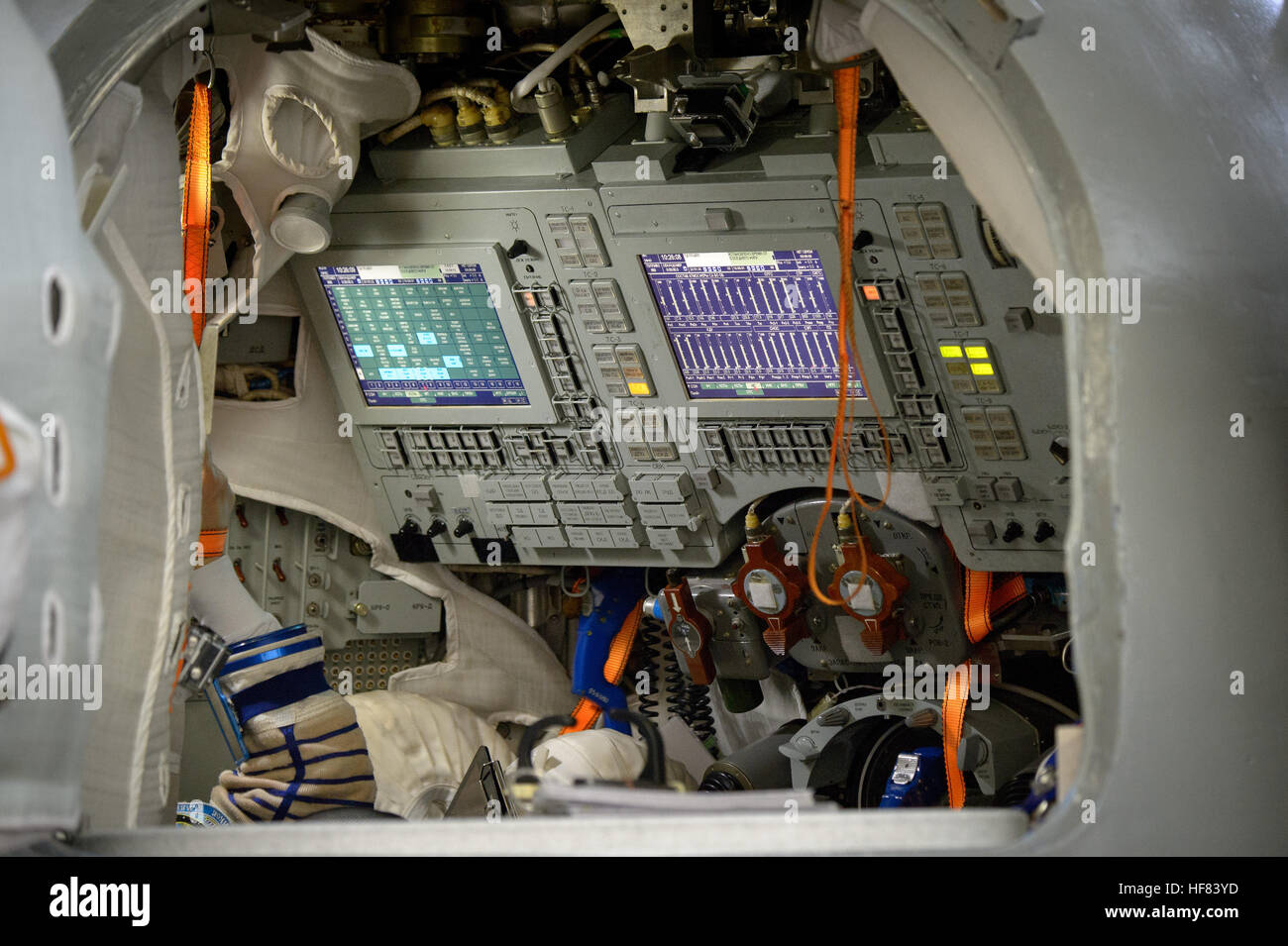 Das Innere des Sojus-Simulator gilt als Expedition 49 NASA-Astronaut Shane Kimbrough, russische Kosmonauten Sergei Ryzhikov und Andrey Borisenko von Roskosmos nehmen ihre Sojus-Qualifikation-Prüfungen, Mittwoch, 31. August 2016, die Gagarin Kosmonauten Training Center (GCTC) in Star City, Russland. Stockfoto