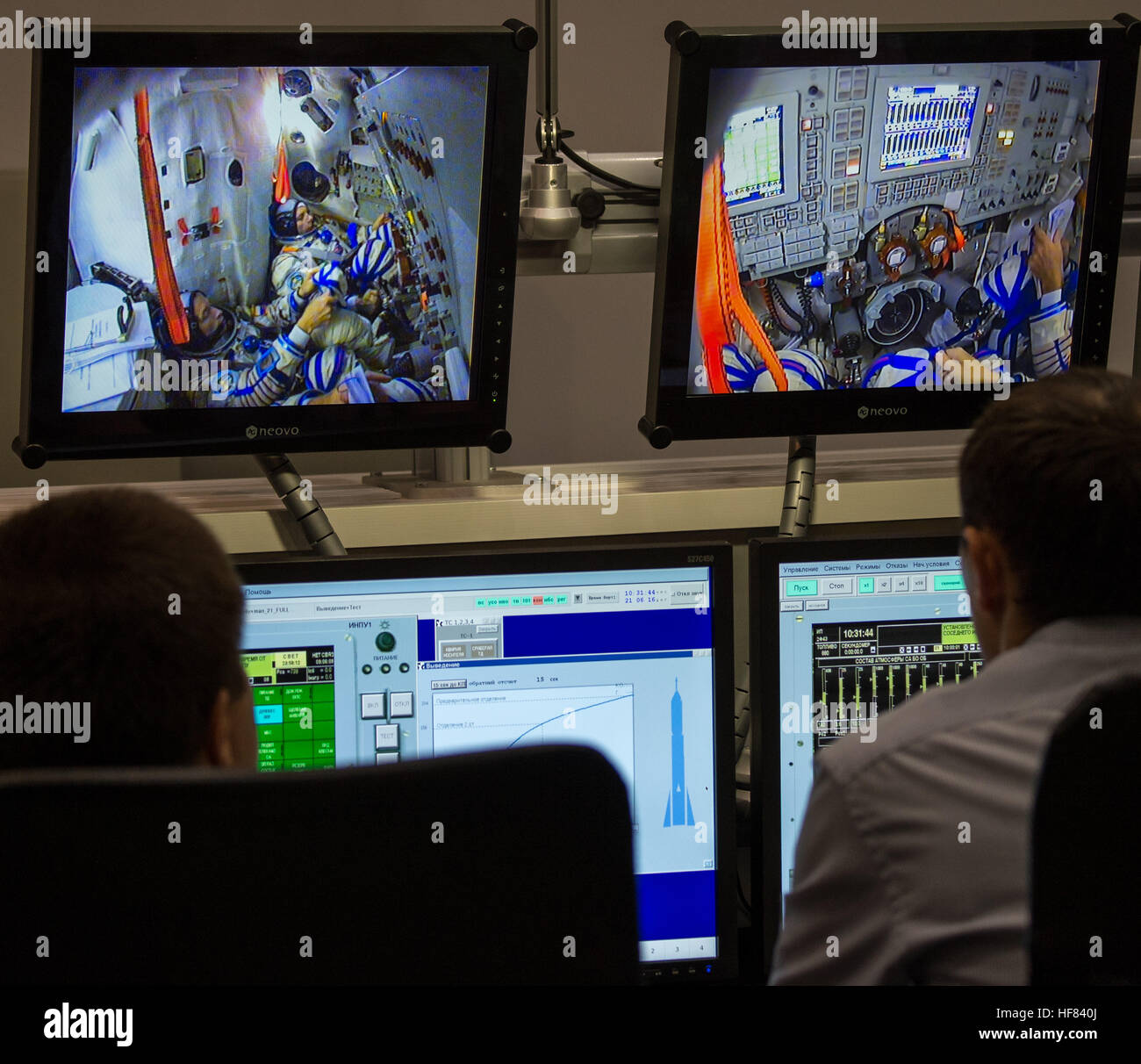 Expedition 49-NASA-Astronaut Shane Kimbrough, russische Kosmonauten Sergei Ryzhikov und Andrey Borisenko von Roskosmos werden auf Monitoren in einem Kontrollraum gesehen, wie sie in ihre Sojus-Qualifikation-Prüfungen, Mittwoch, 31. August 2016, die Gagarin Kosmonauten Training Center (GCTC) in Star City, Russland zu beteiligen. Stockfoto