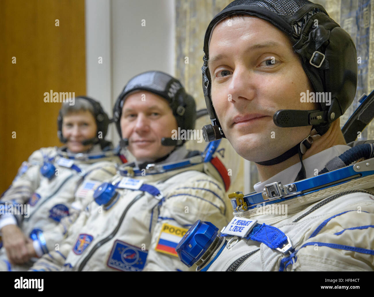 Expedition 50-Crew-Mitglieder-NASA-Astronaut Peggy Whitson, links, russischer Kosmonaut Oleg Novitskiy Roskosmos, Center und ESA-Astronaut Thomas Pesquet Pose für ein Porträt vor ihre Abschluss-Prüfungen, Dienstag, 25. Oktober 2016, die Gagarin Kosmonauten Training Center (GCTC) in Star City, Russland. Stockfoto